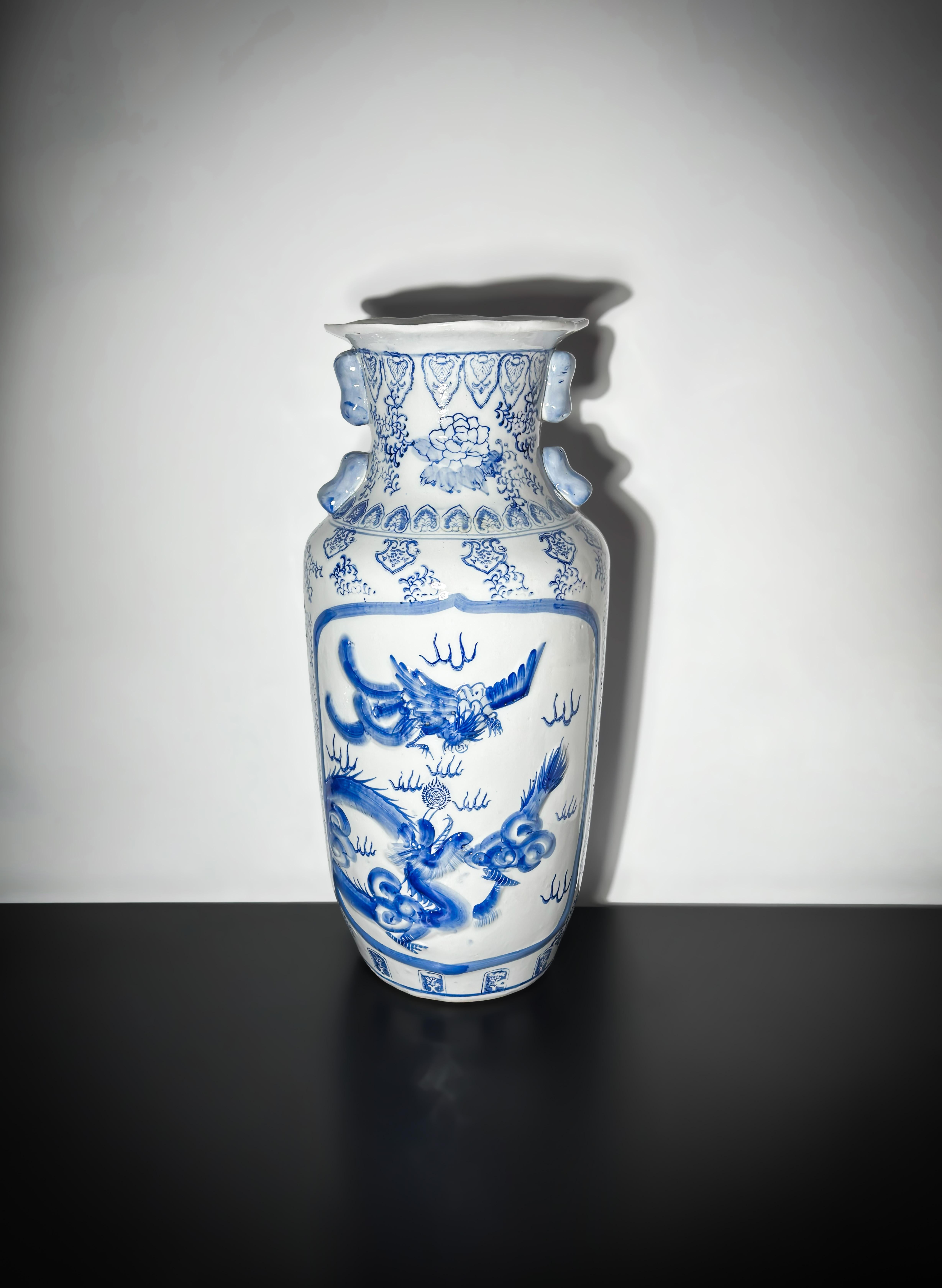 Cinese Grande vaso da terra in porcellana cinese in stile Kangxi blu e bianco, manici di cane Foo in vendita