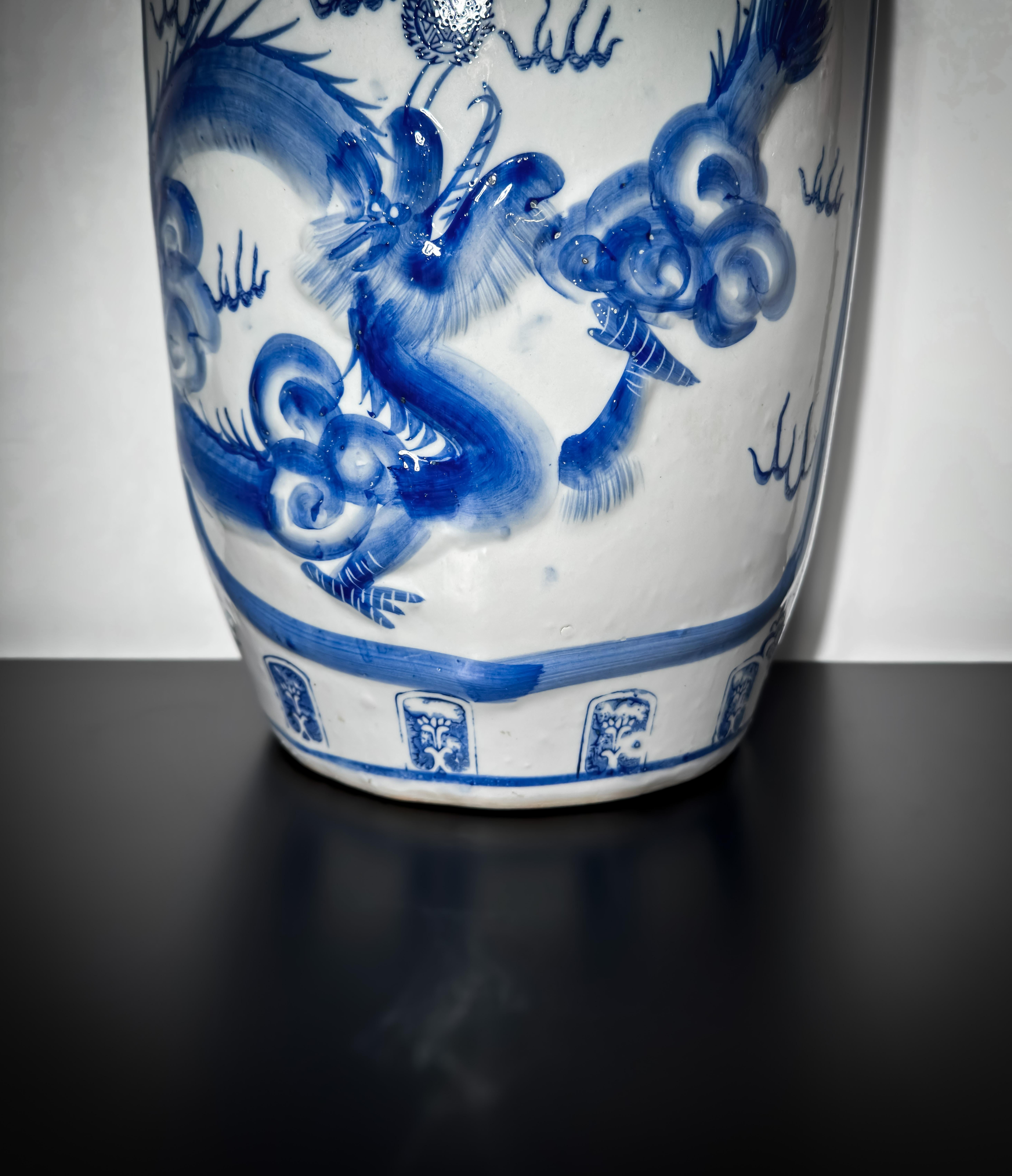 Smaltato Grande vaso da terra in porcellana cinese in stile Kangxi blu e bianco, manici di cane Foo in vendita