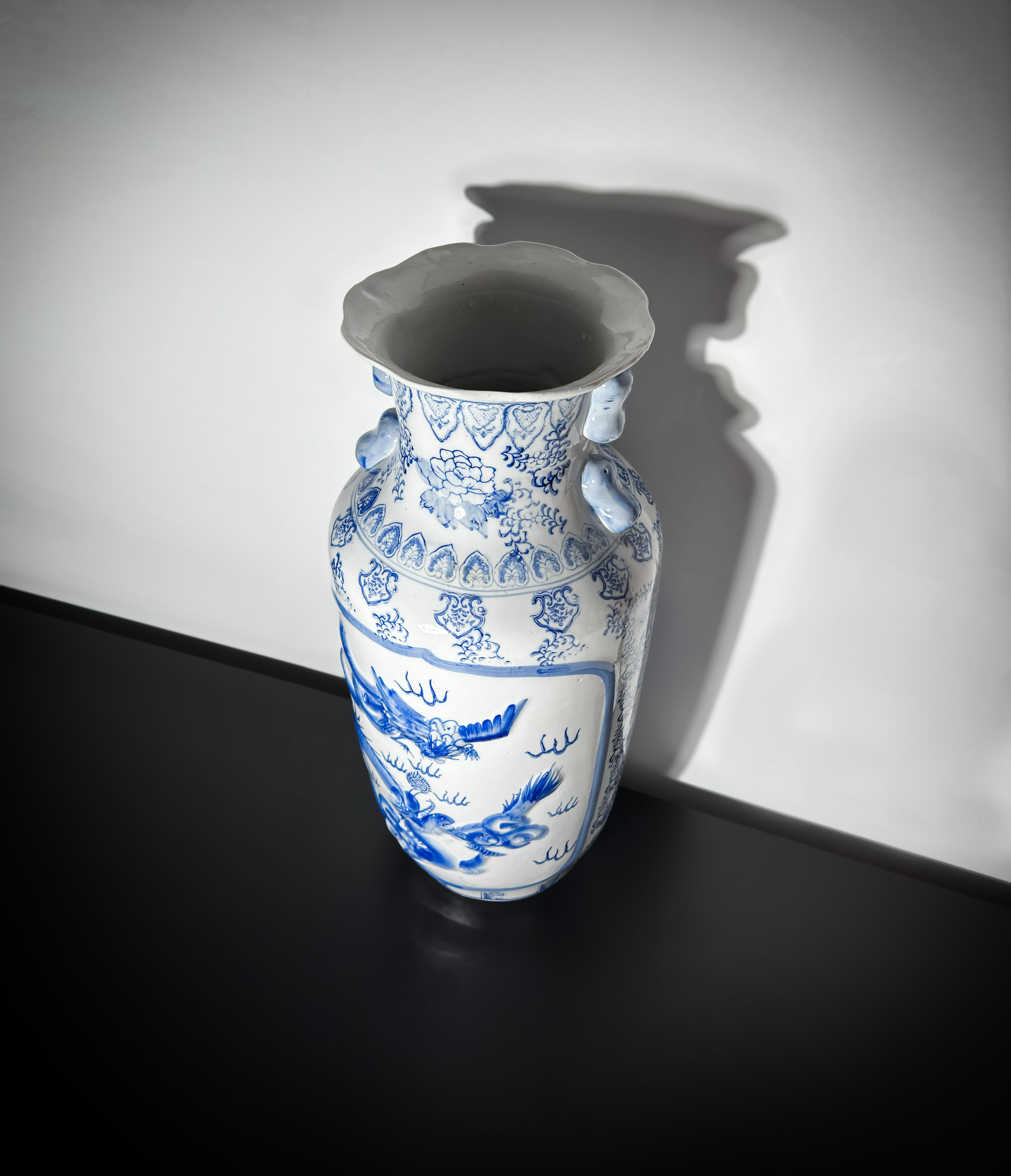 Grande vaso da terra in porcellana cinese in stile Kangxi blu e bianco, manici di cane Foo In condizioni buone in vendita a Glasgow, GB