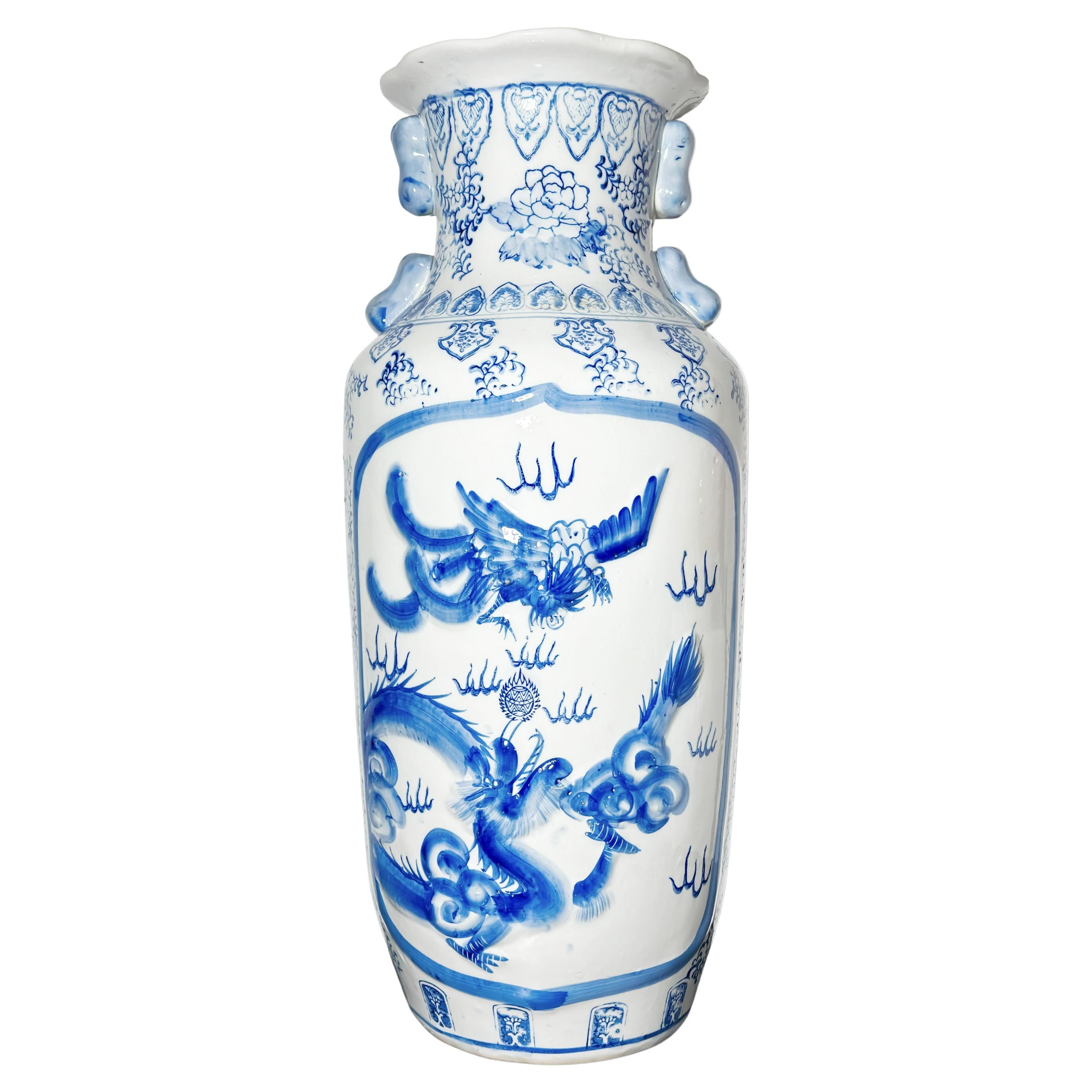 Grande vaso da terra in porcellana cinese in stile Kangxi blu e bianco, manici di cane Foo