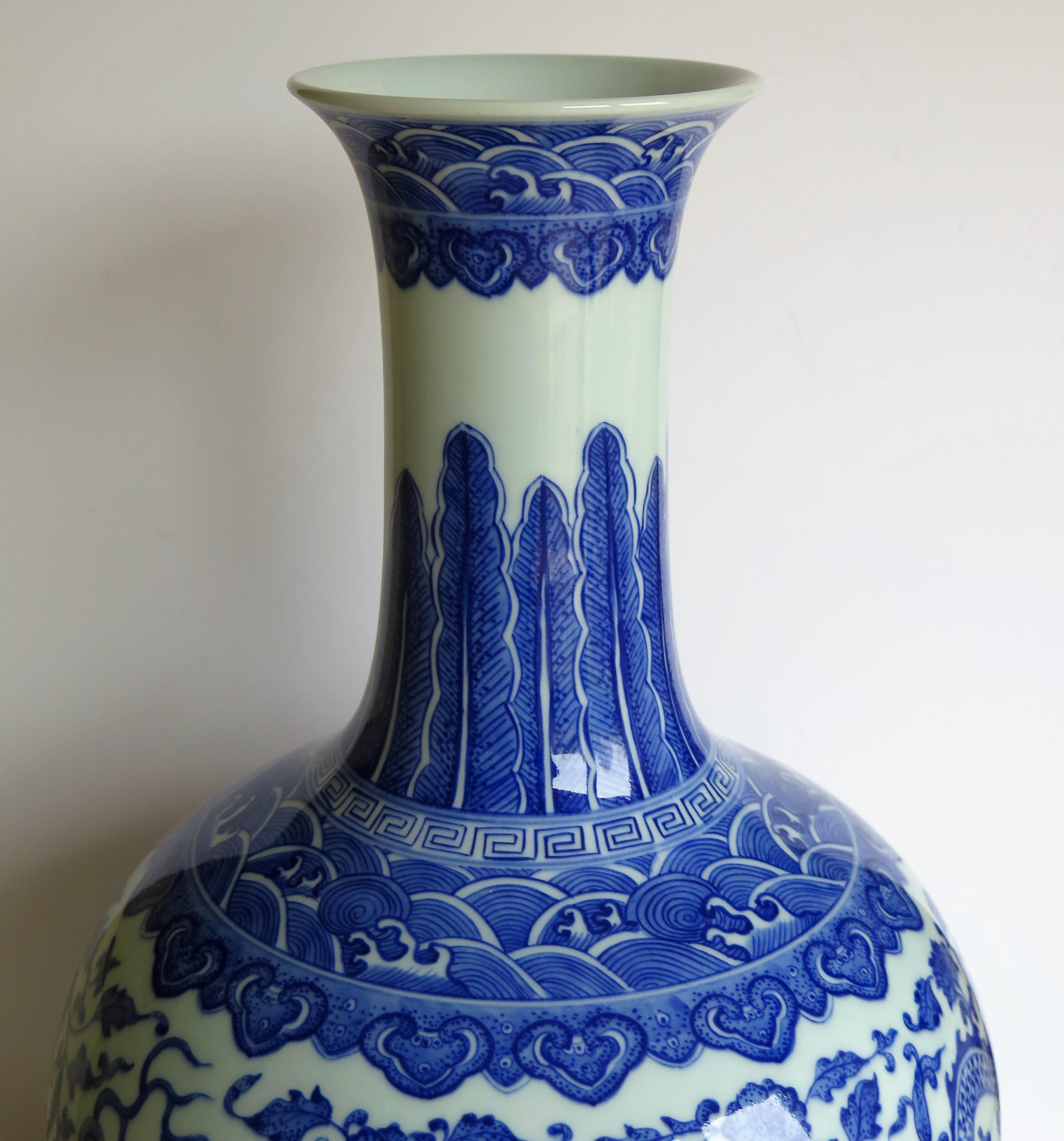 Large Chinese Blue and White Porcelain Bottle Vase, Qing Quianlong Mark 7