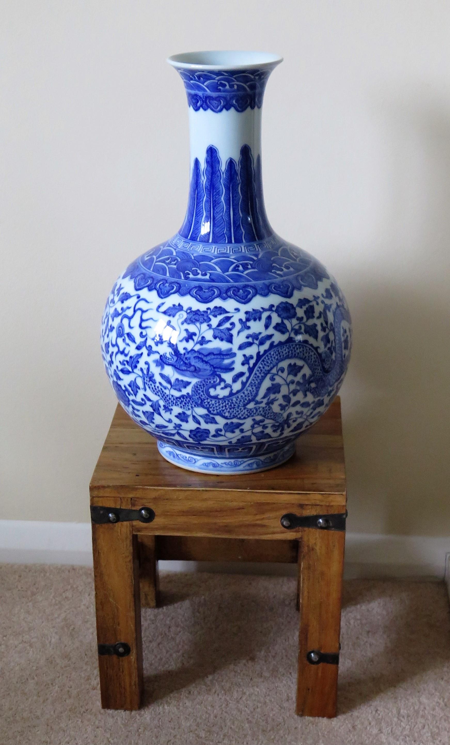 This is a very elegant and beautifully hand painted porcelain Chinese bottle vase raised on a footed base and dating to the Late Qing period, circa 1900.

This vase has a classic bottle shape raised on a low foot and with a slightly flaired rim.
