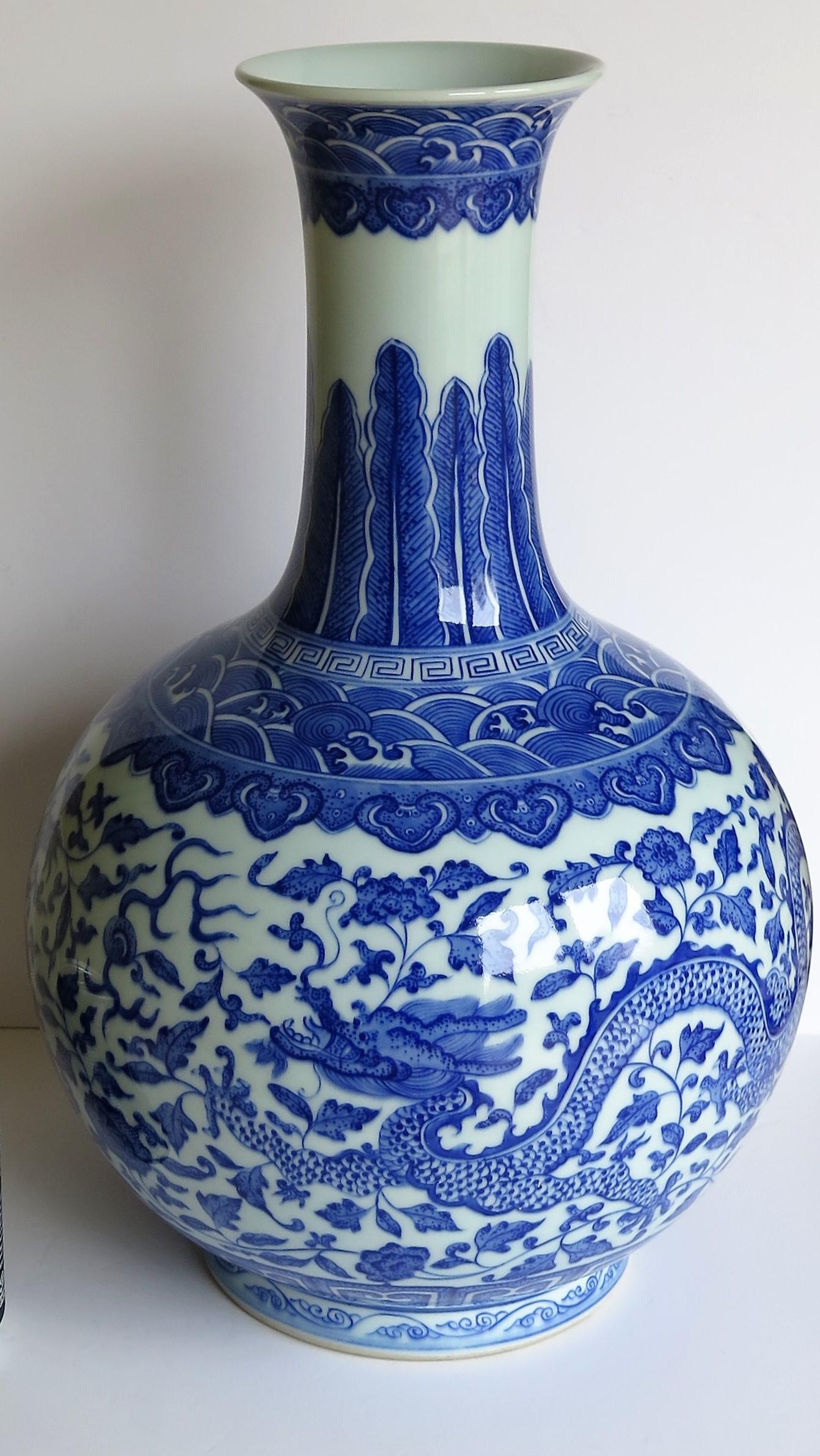 Large Chinese Blue and White Porcelain Bottle Vase, Qing Quianlong Mark In Good Condition In Lincoln, Lincolnshire