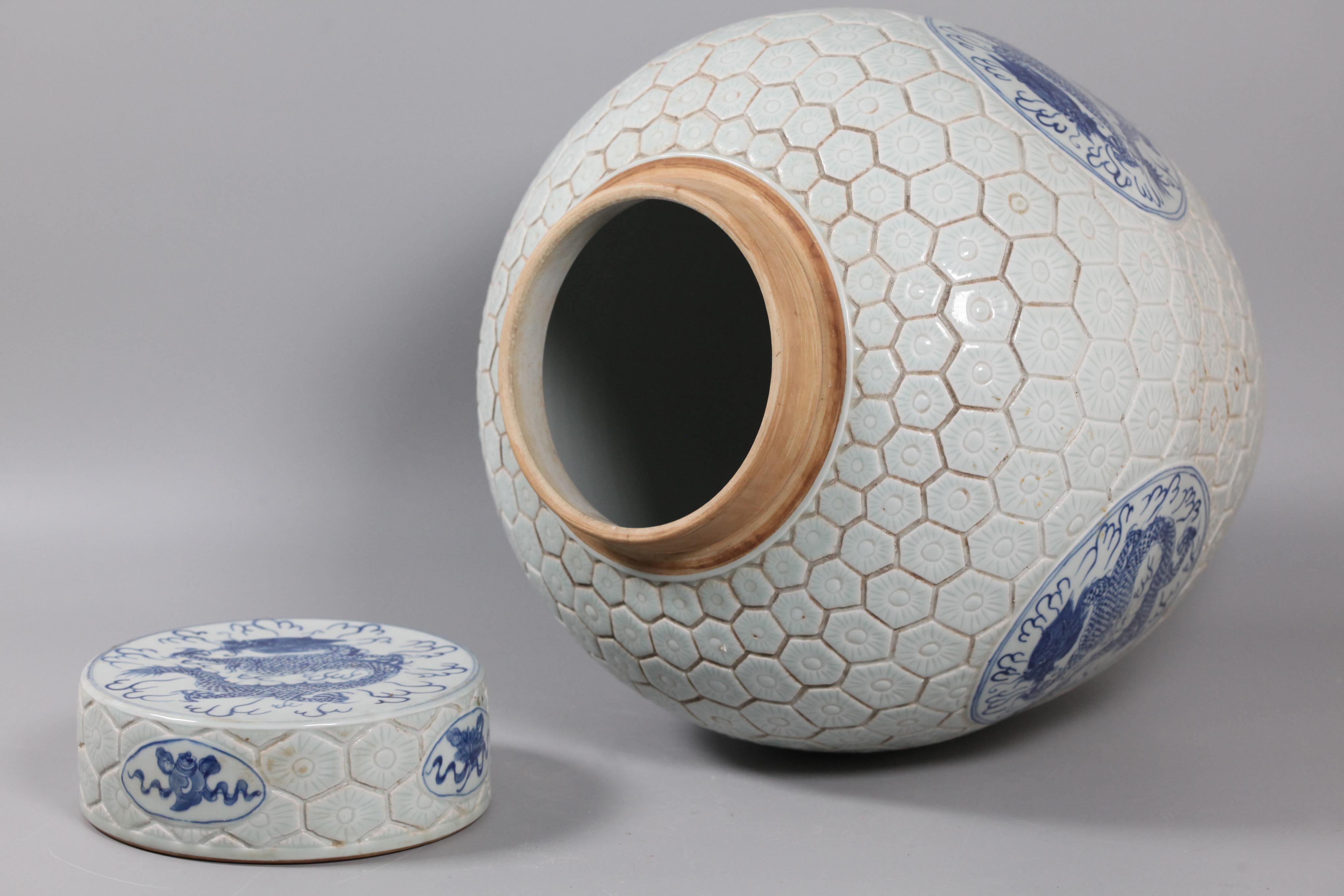 grande vaso cinese con coperchio in porcellana bianca e blu In condizioni buone in vendita a New York, NY