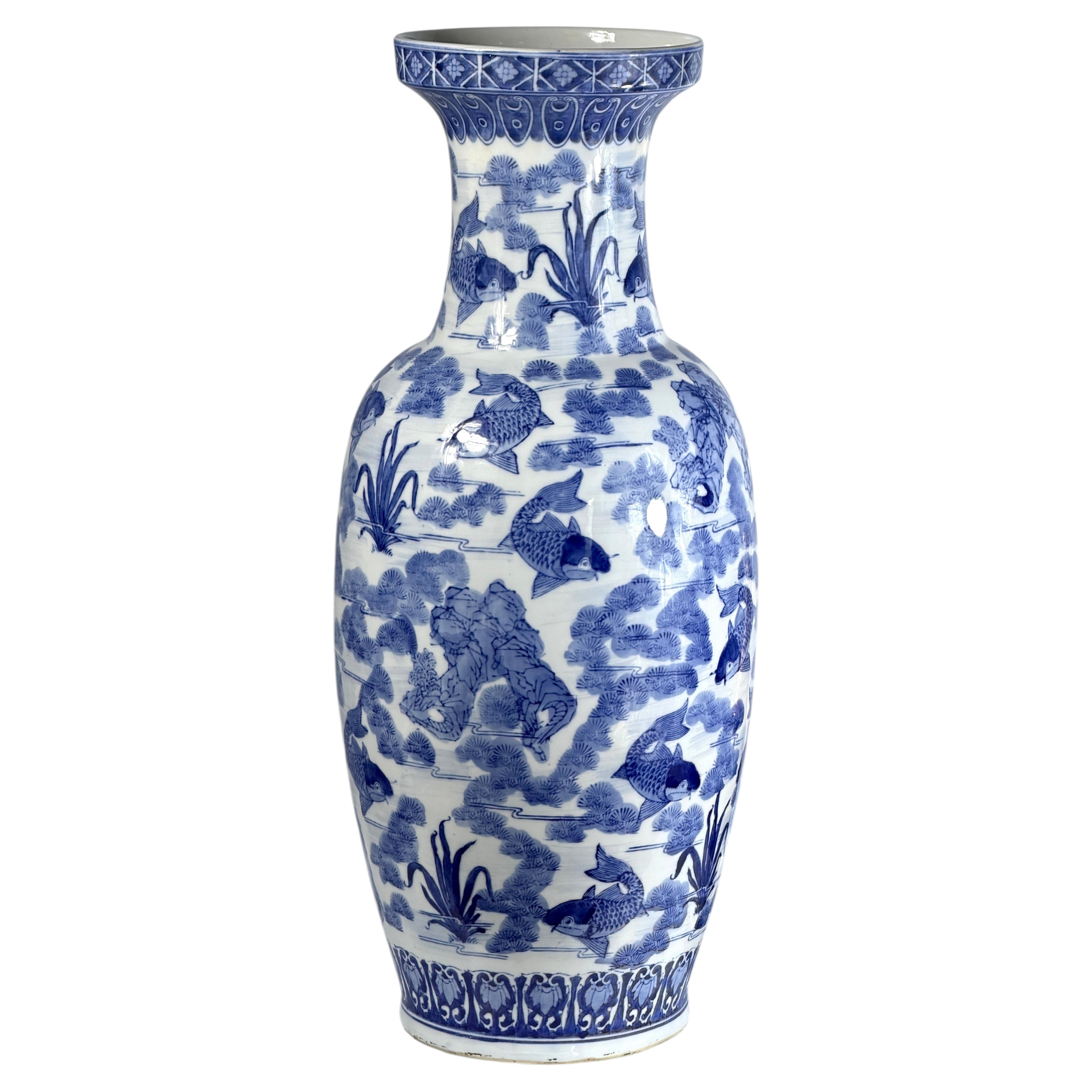 Jarrón grande de porcelana china azul y blanca para el suelo con motivo de carpas koi - 25,2 pulgadas