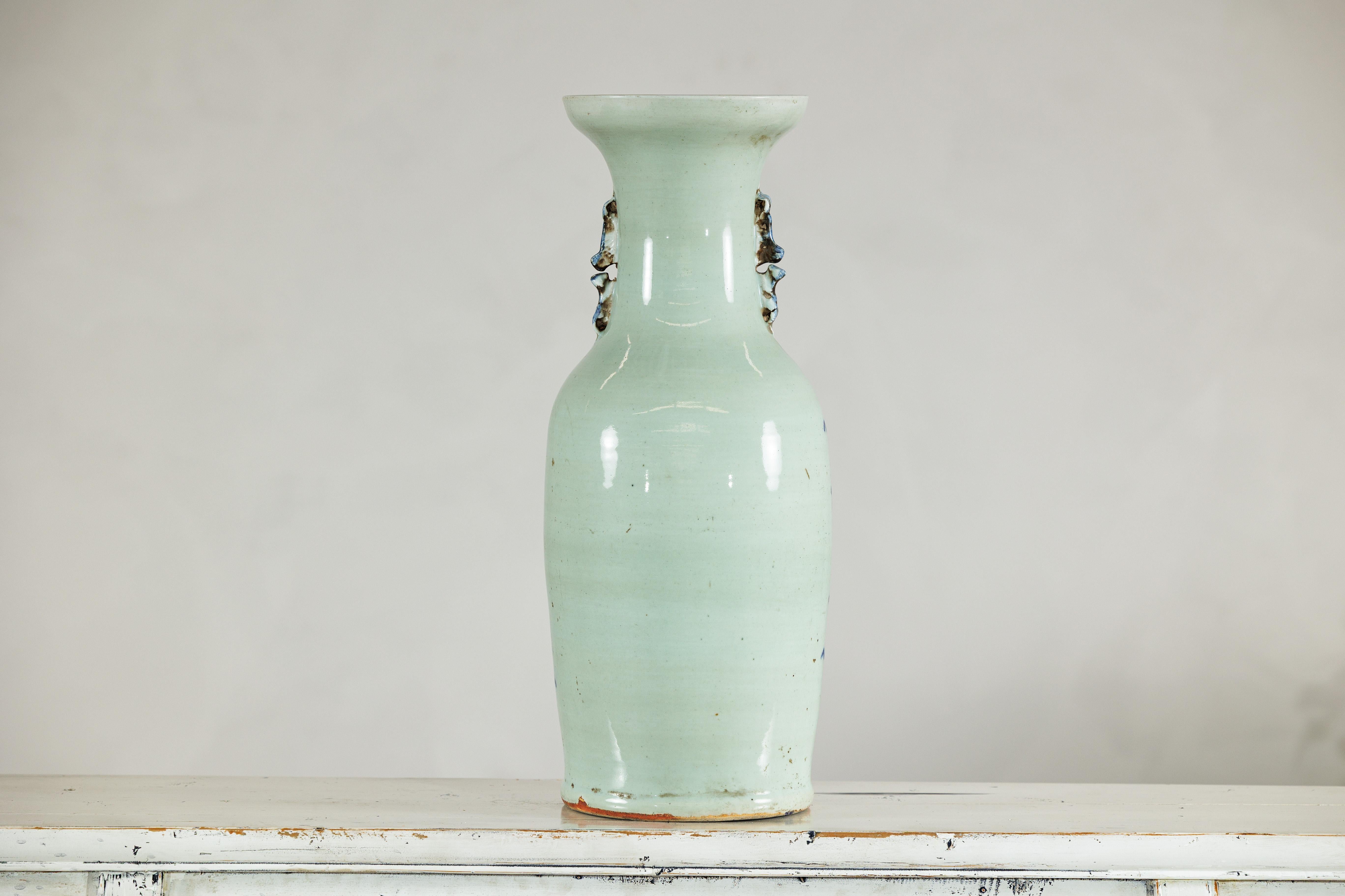 Große chinesische Vase aus blauem und weißem Porzellan mit handgemalten Motiven im Angebot 3