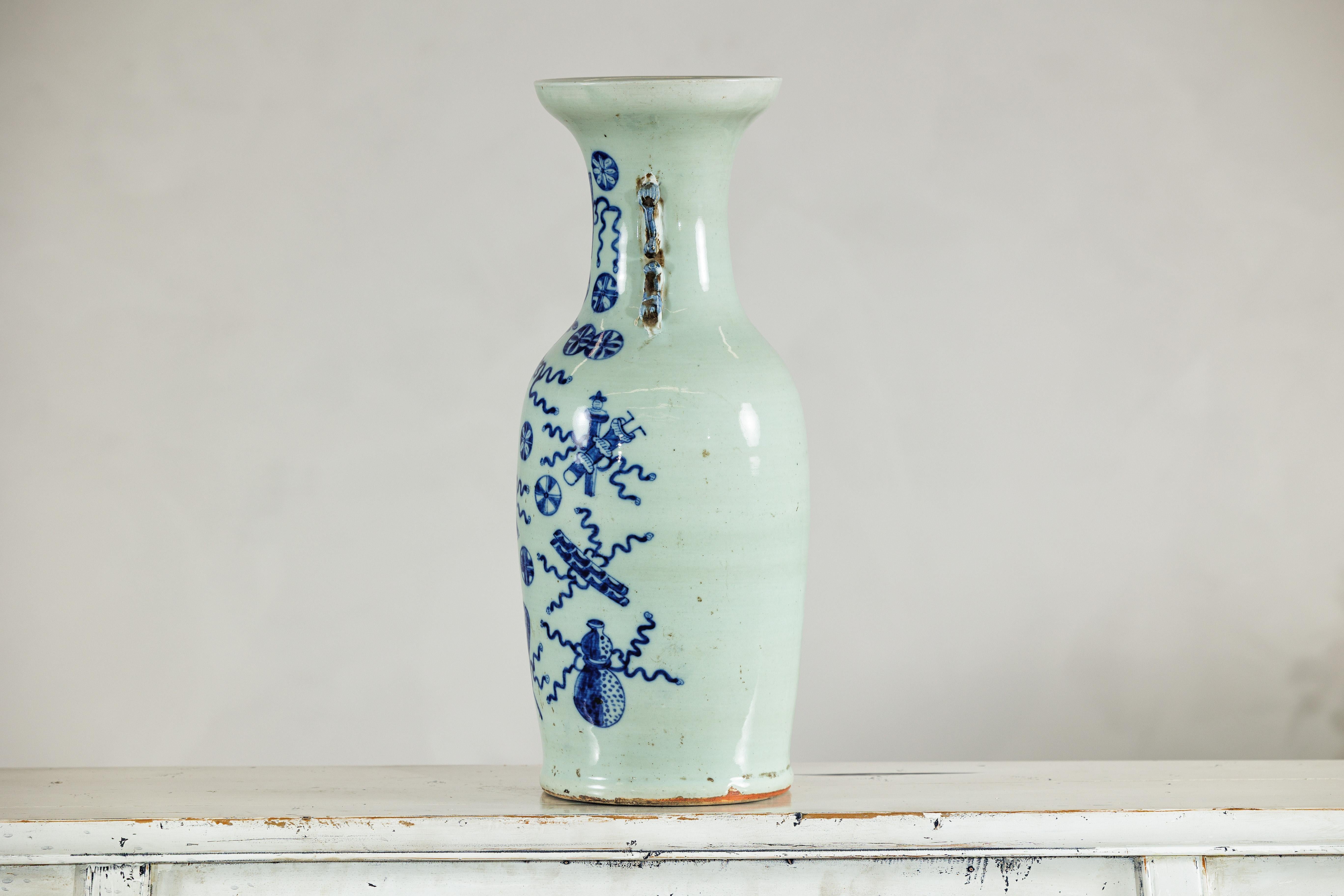 Große chinesische Vase aus blauem und weißem Porzellan mit handgemalten Motiven im Angebot 4