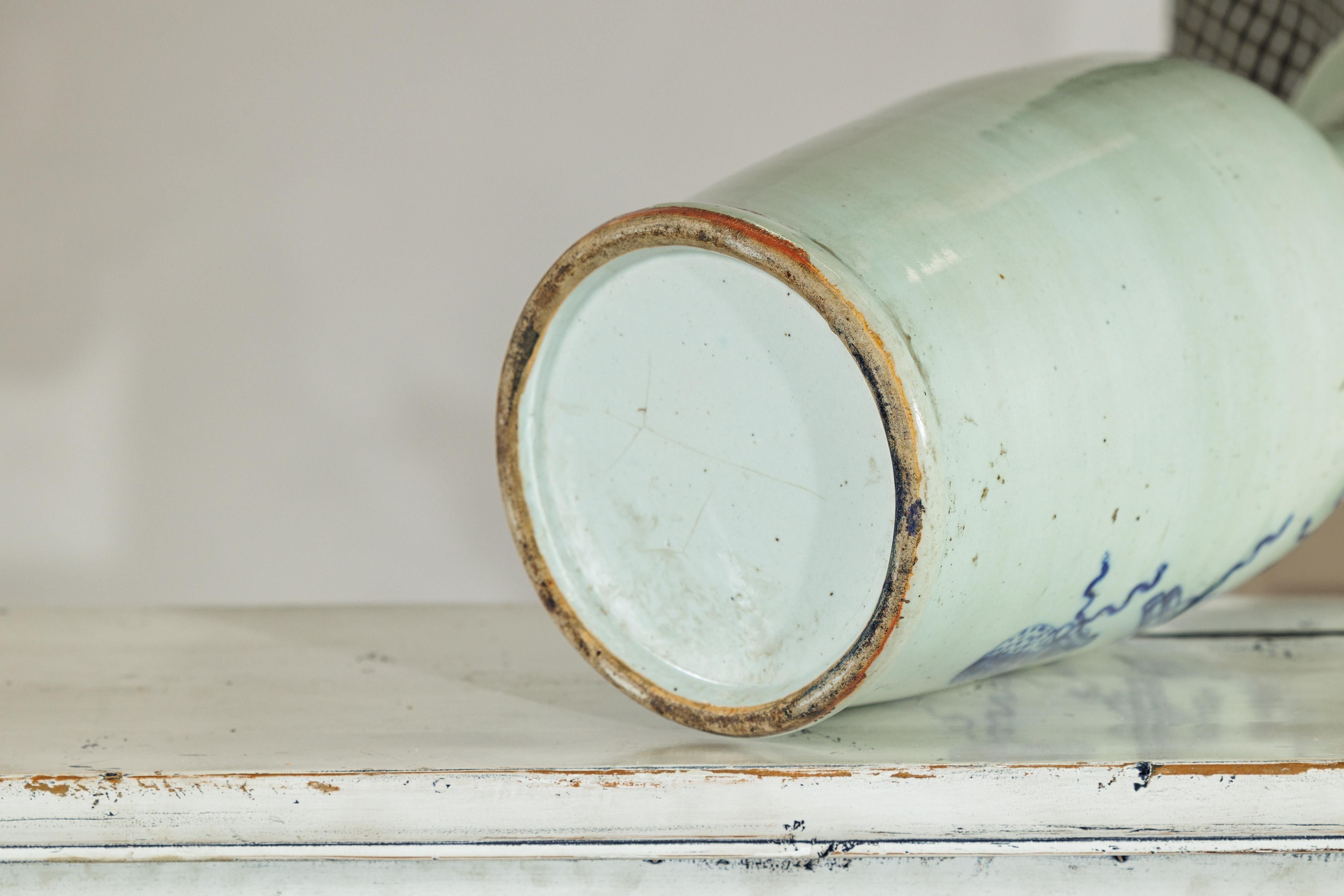 Große chinesische Vase aus blauem und weißem Porzellan mit handgemalten Motiven im Angebot 5