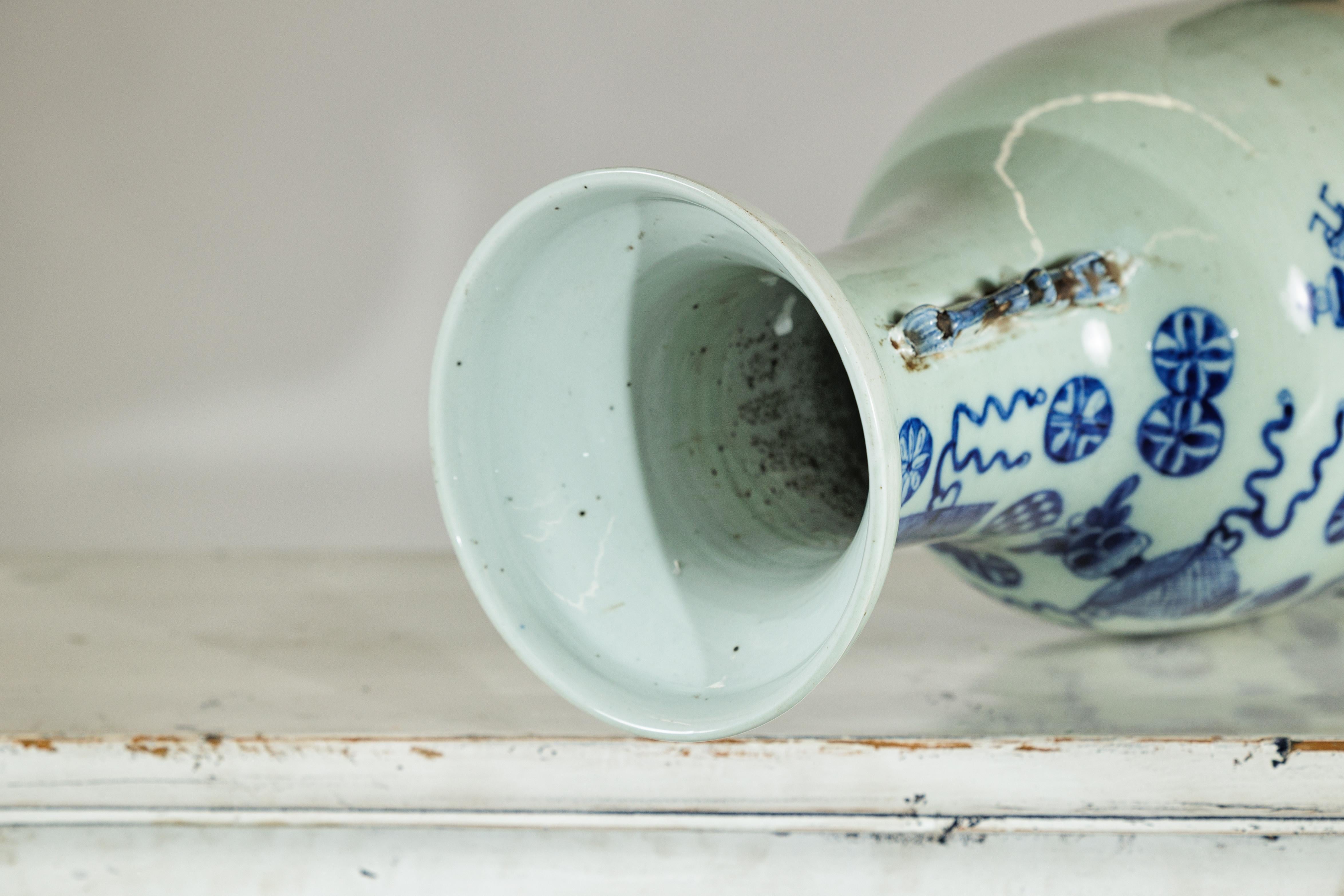 Große chinesische Vase aus blauem und weißem Porzellan mit handgemalten Motiven im Angebot 6