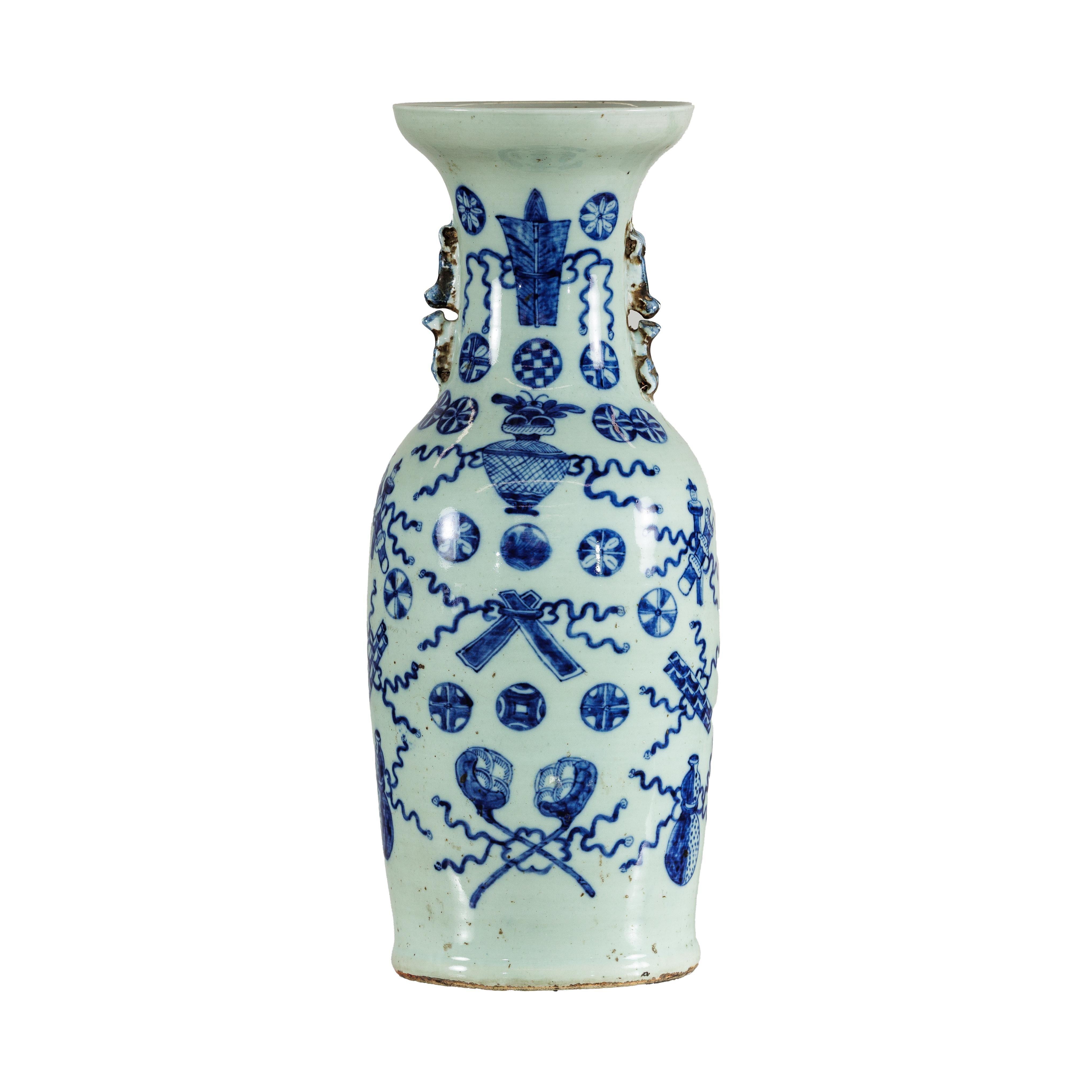 Große chinesische Vase aus blauem und weißem Porzellan mit handgemalten Motiven im Angebot 8