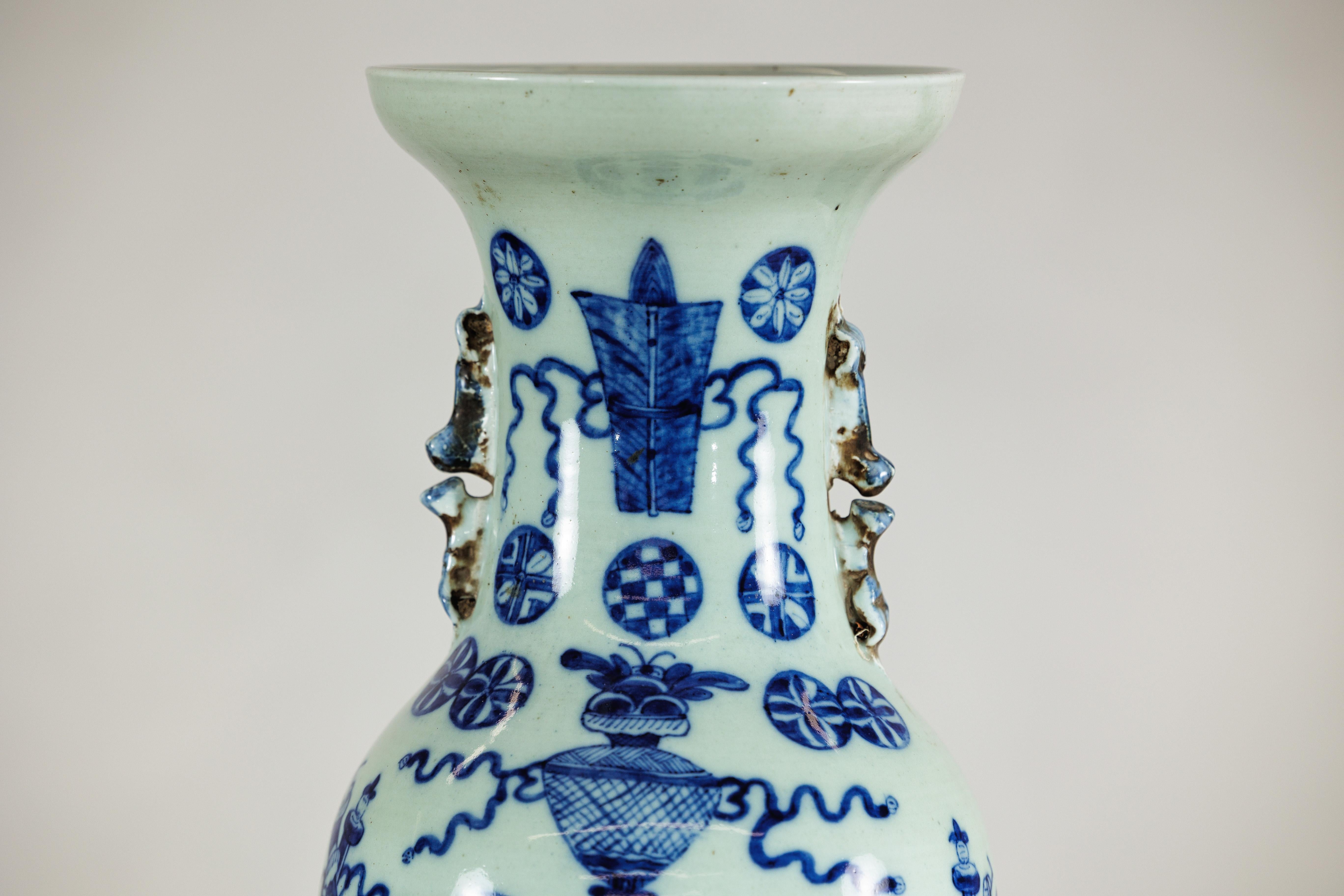 Große chinesische Vase aus blauem und weißem Porzellan mit handgemalten Motiven (Chinesisch) im Angebot