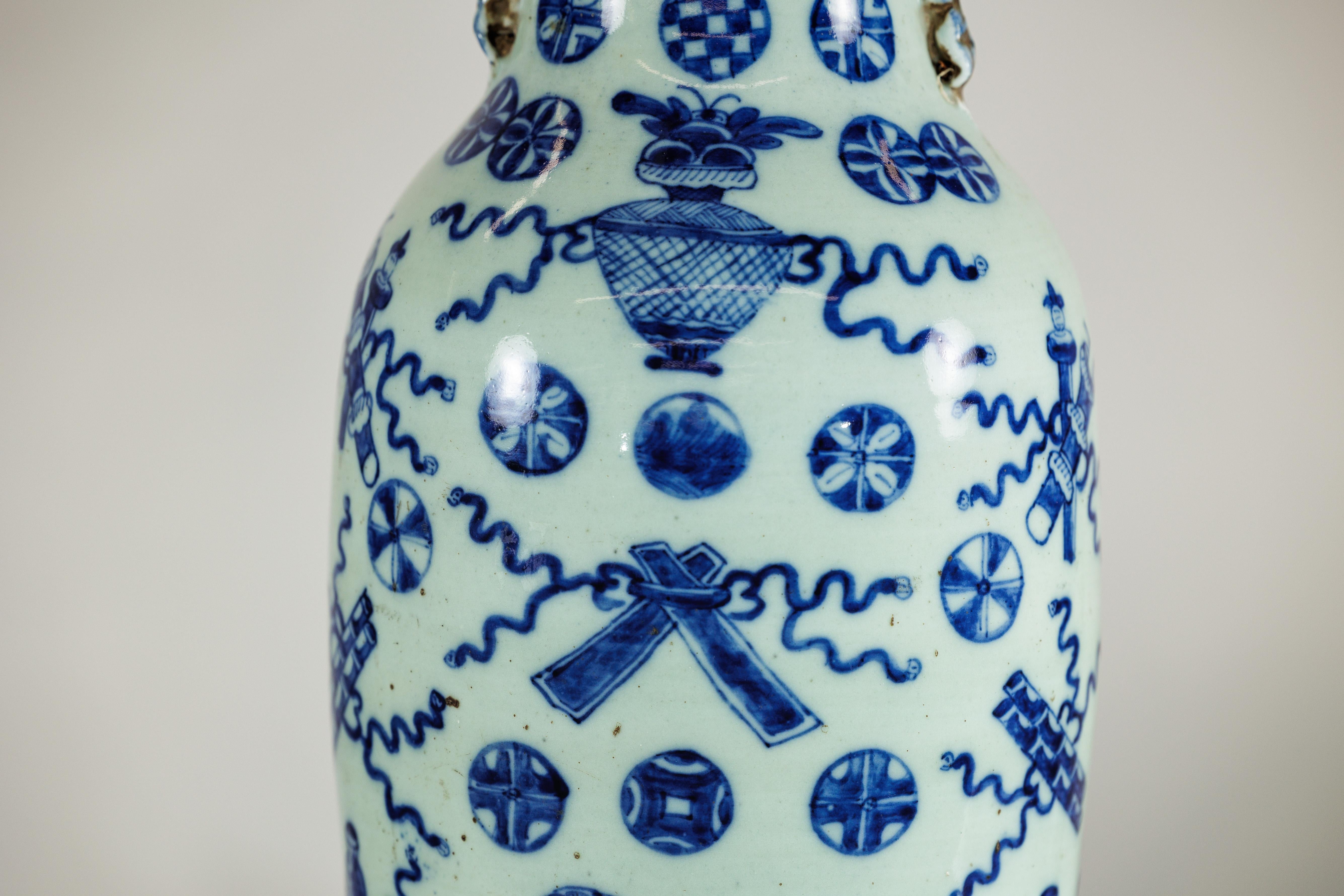 Große chinesische Vase aus blauem und weißem Porzellan mit handgemalten Motiven (Glasiert) im Angebot