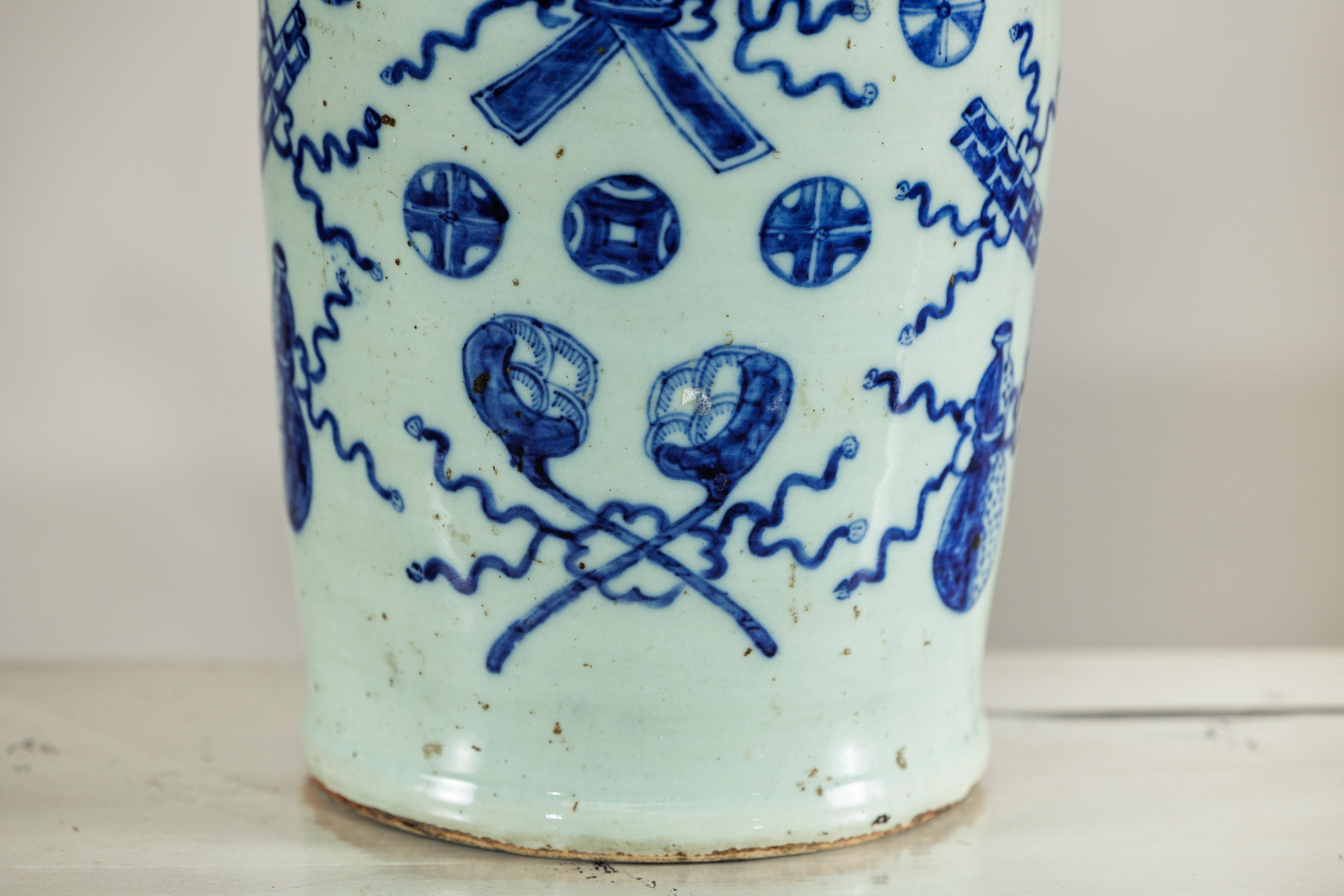 Große chinesische Vase aus blauem und weißem Porzellan mit handgemalten Motiven im Zustand „Gut“ im Angebot in Yonkers, NY