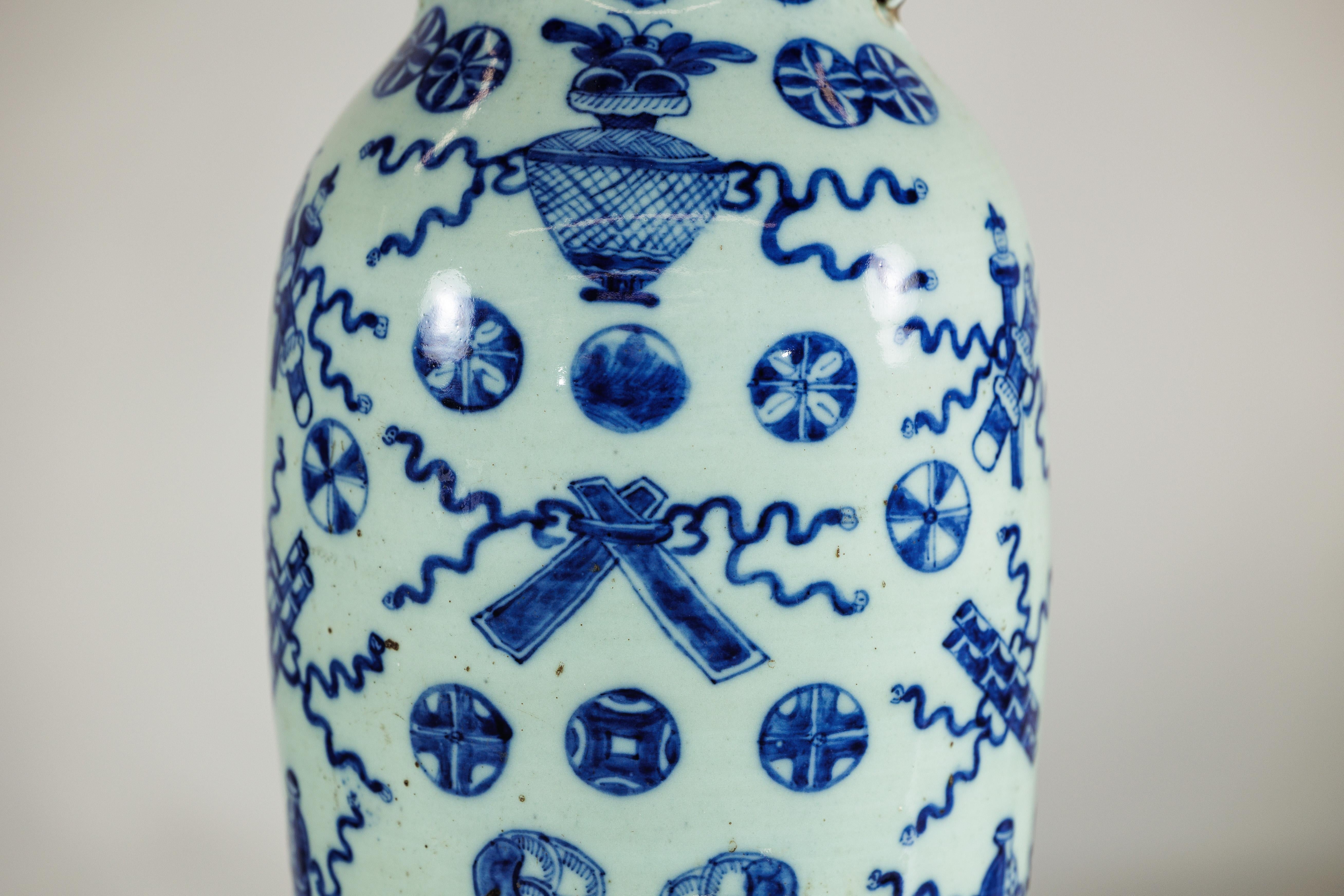 Große chinesische Vase aus blauem und weißem Porzellan mit handgemalten Motiven (19. Jahrhundert) im Angebot