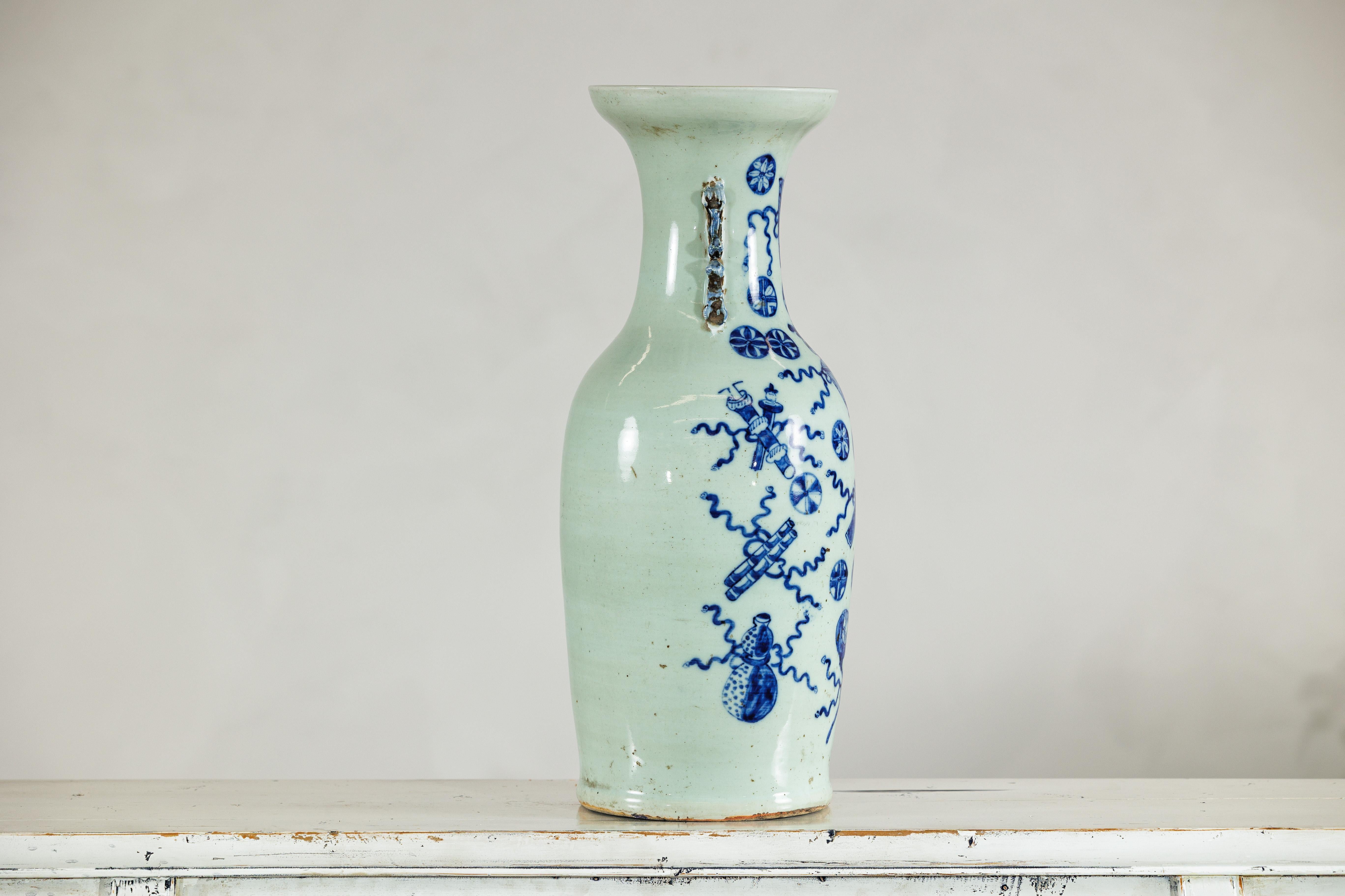 Große chinesische Vase aus blauem und weißem Porzellan mit handgemalten Motiven im Angebot 2