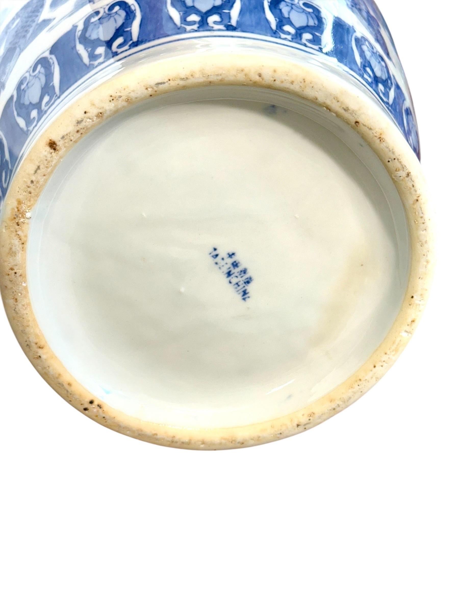 Grand vase chinois en porcelaine bleue et blanche avec motif de poisson koï en vente 3