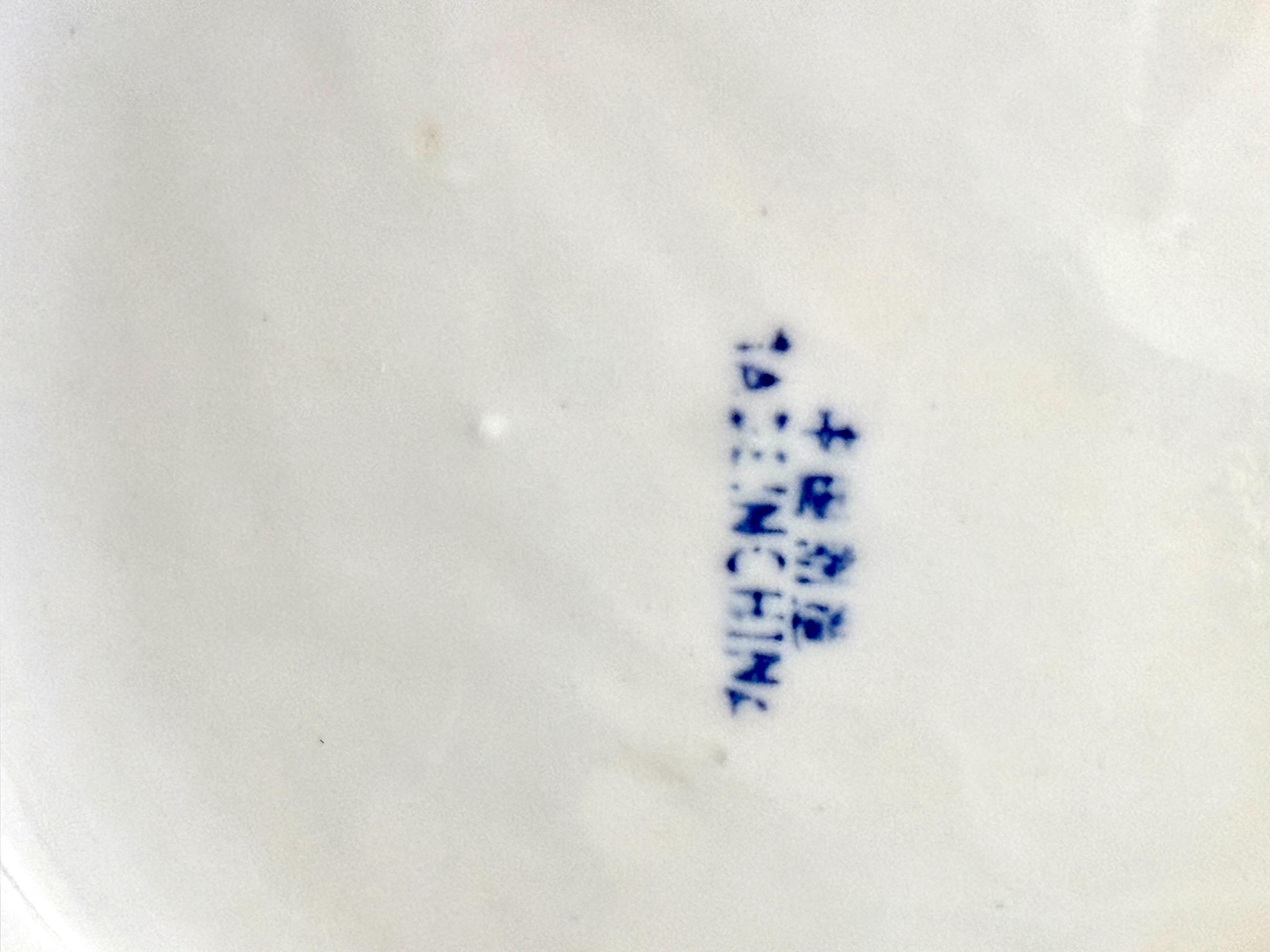 Grand vase chinois en porcelaine bleue et blanche avec motif de poisson koï en vente 4