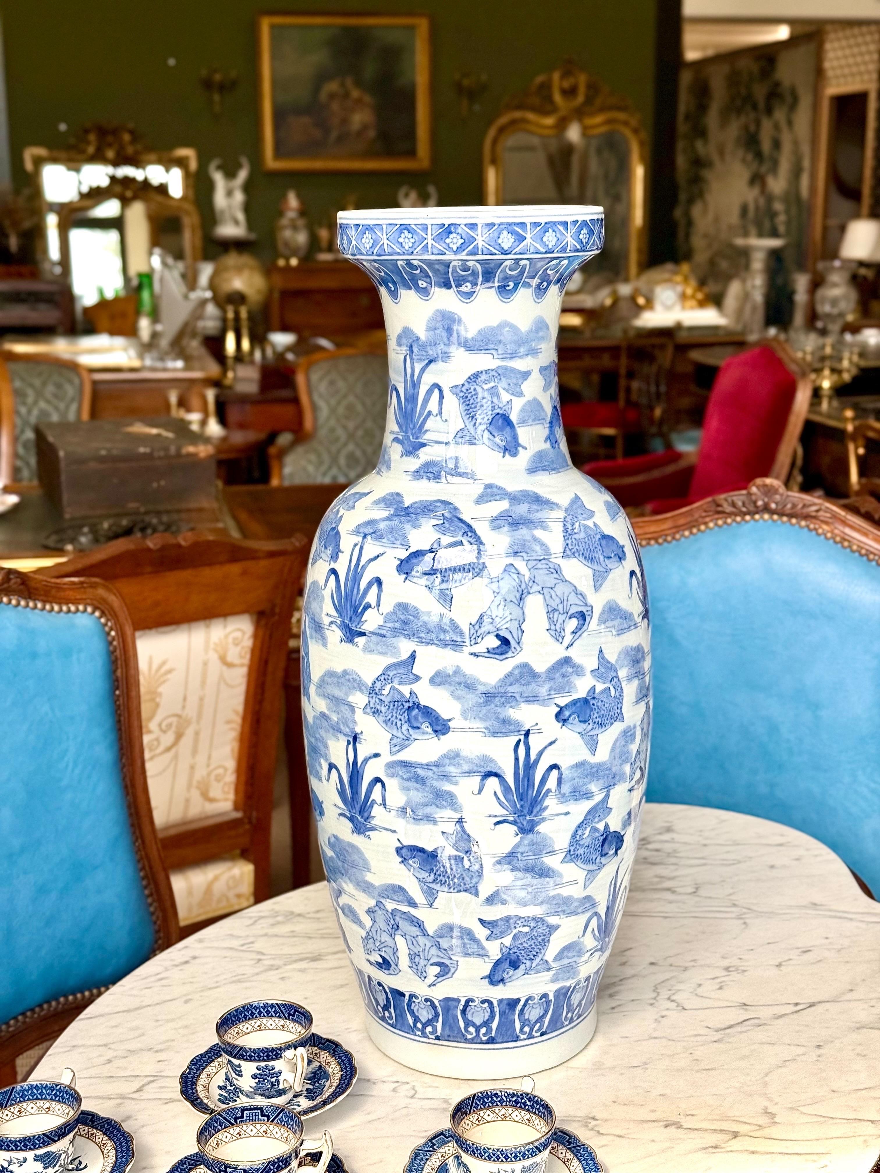 Grand vase chinois en porcelaine bleue et blanche avec motif de poisson koï en vente 5