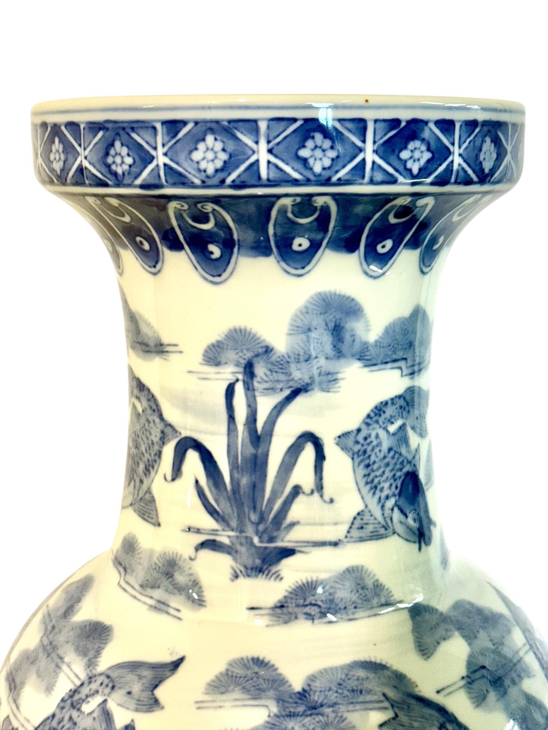 Grand vase chinois en porcelaine bleue et blanche avec motif de poisson koï en vente 6