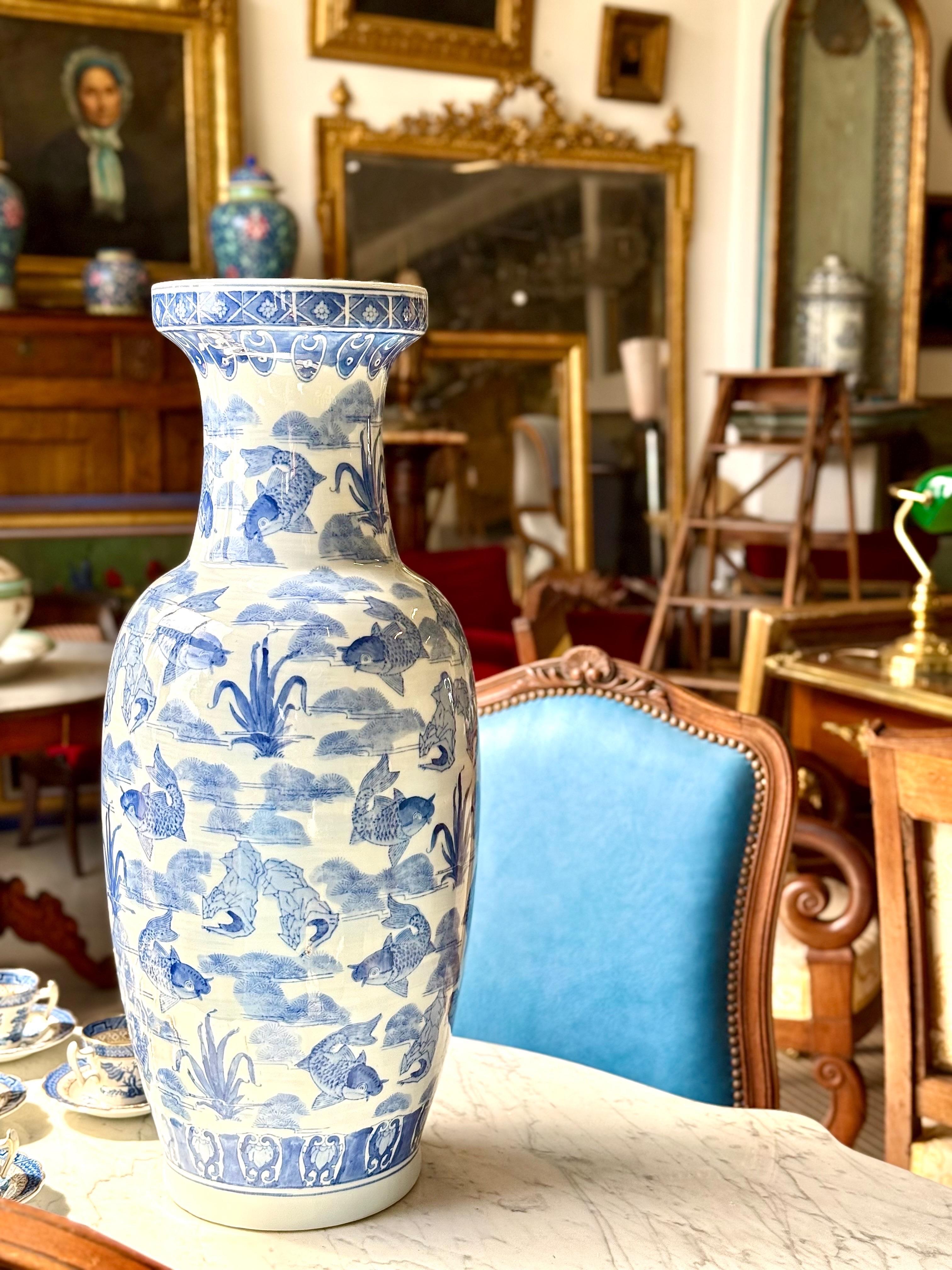 Grand vase chinois en porcelaine bleue et blanche avec motif de poisson koï en vente 7