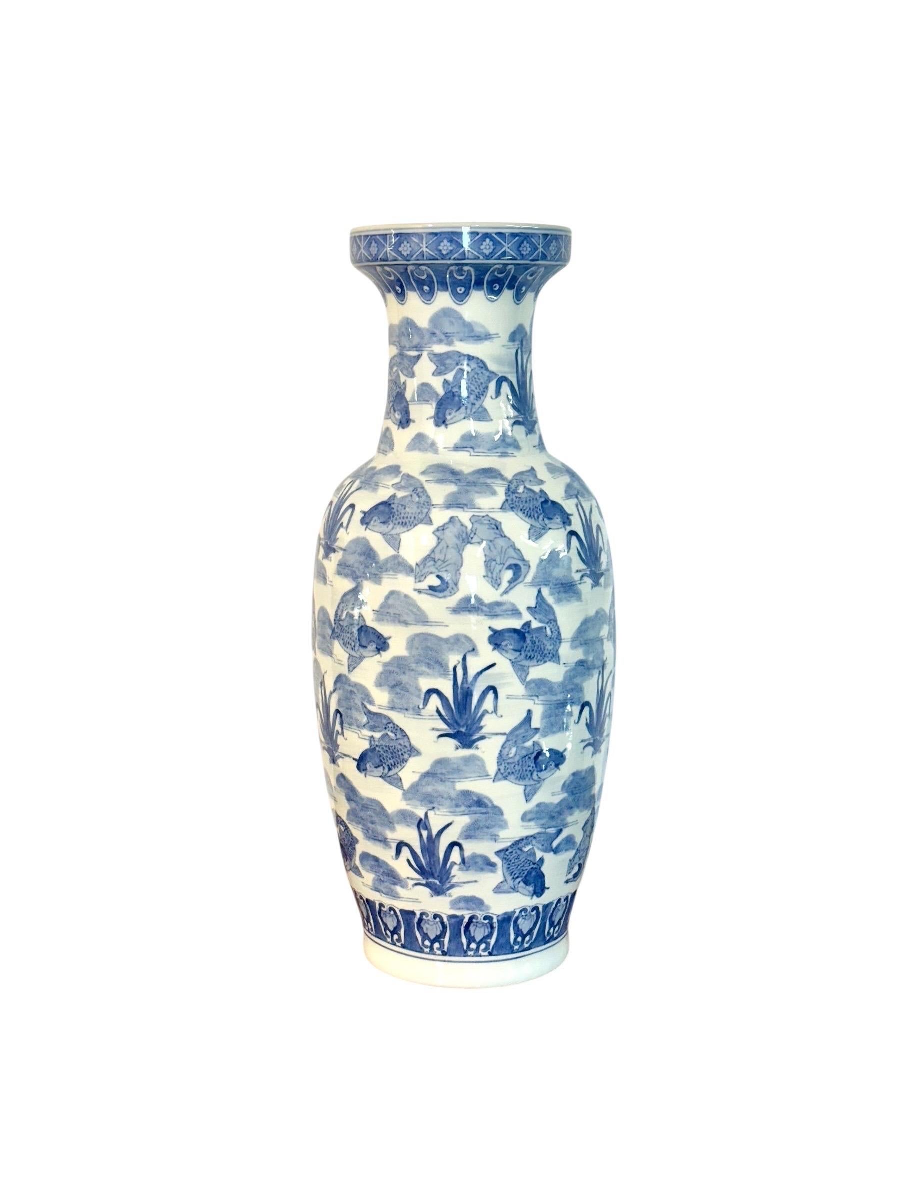 Cet impressionnant vase vintage en porcelaine chinoise est un exemple frappant de l'artisanat bleu et blanc. De très grande taille, il attire l'attention par sa forme audacieuse et sa décoration complexe. La surface est richement peinte à la main en