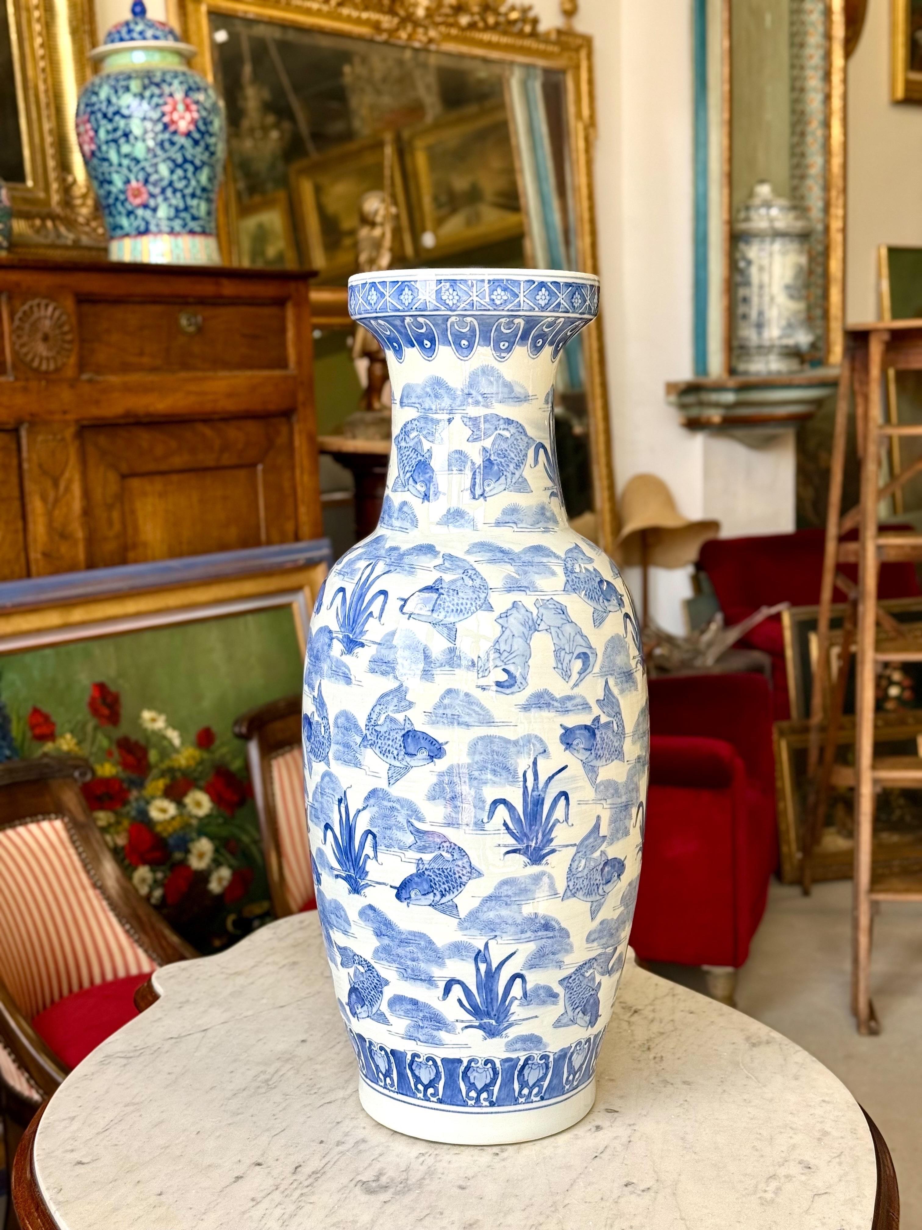 Chinois Grand vase chinois en porcelaine bleue et blanche avec motif de poisson koï en vente