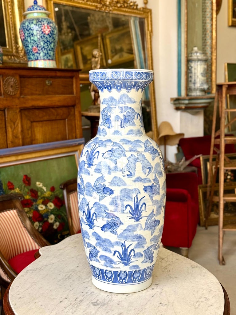 Große chinesische Vase aus blauem und weißem Porzellan mit Koi-Fisch-Motiv bei 1stDibs Deutschland