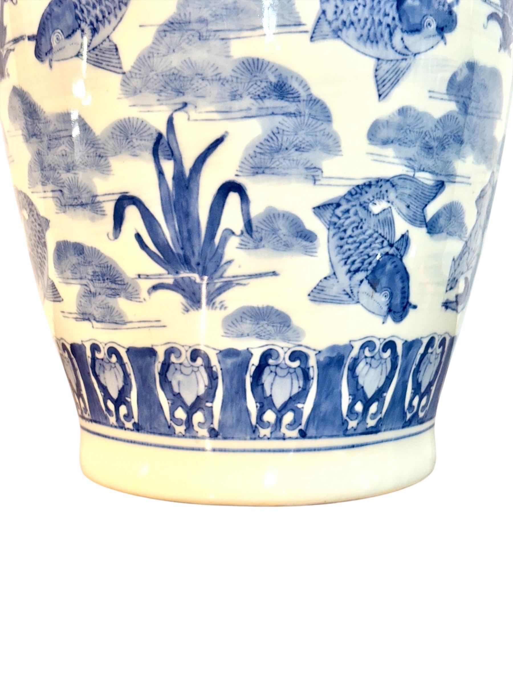 Peint à la main Grand vase chinois en porcelaine bleue et blanche avec motif de poisson koï en vente