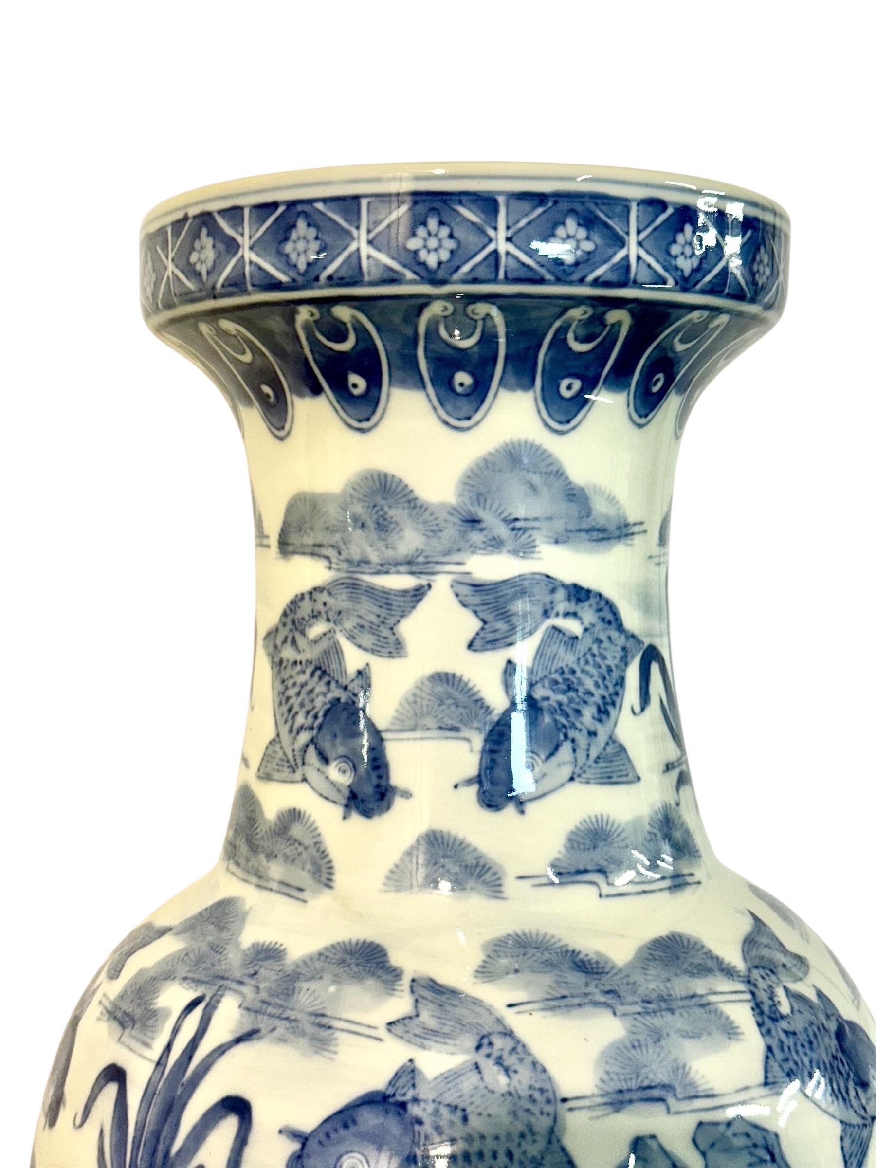 Grand vase chinois en porcelaine bleue et blanche avec motif de poisson koï Bon état - En vente à LA CIOTAT, FR