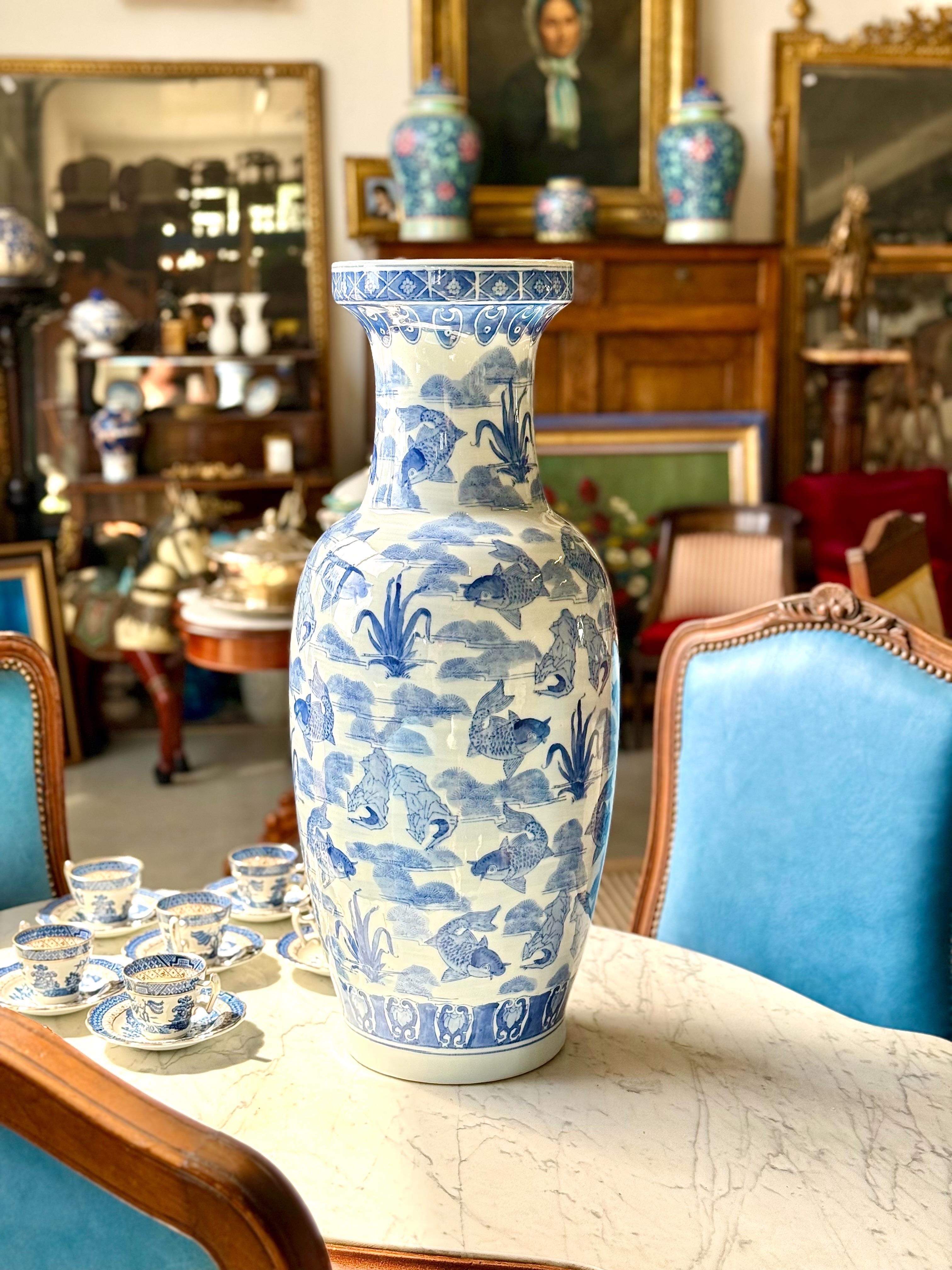 20ième siècle Grand vase chinois en porcelaine bleue et blanche avec motif de poisson koï en vente