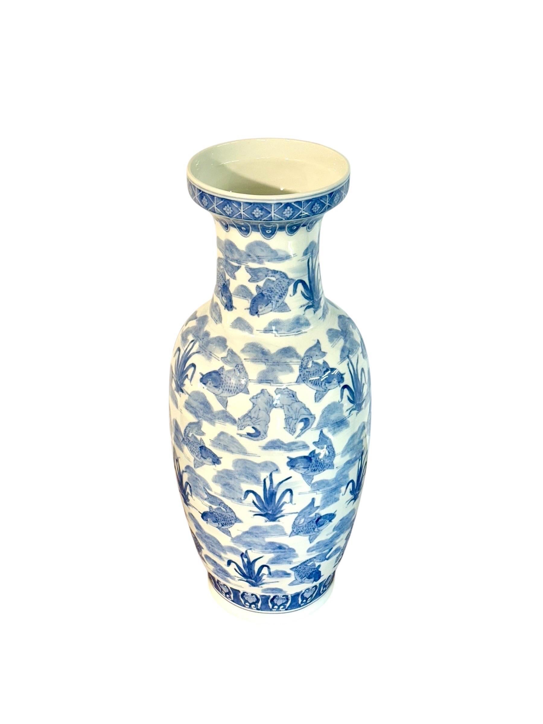 Porcelaine Grand vase chinois en porcelaine bleue et blanche avec motif de poisson koï en vente