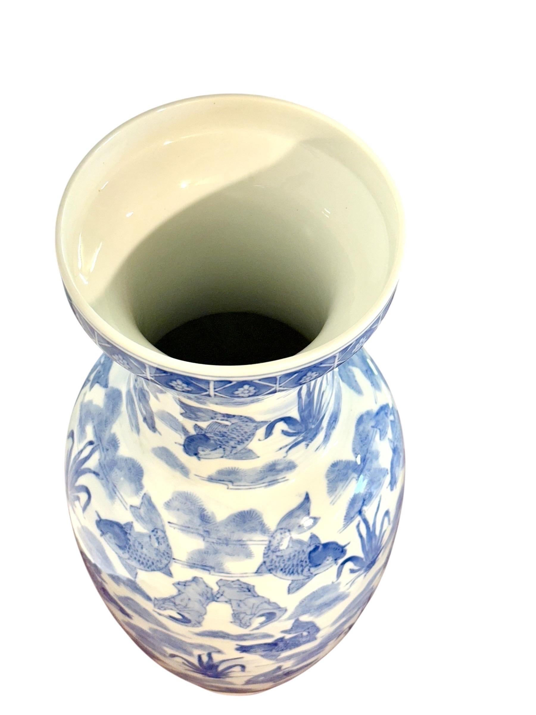 Grand vase chinois en porcelaine bleue et blanche avec motif de poisson koï en vente 1