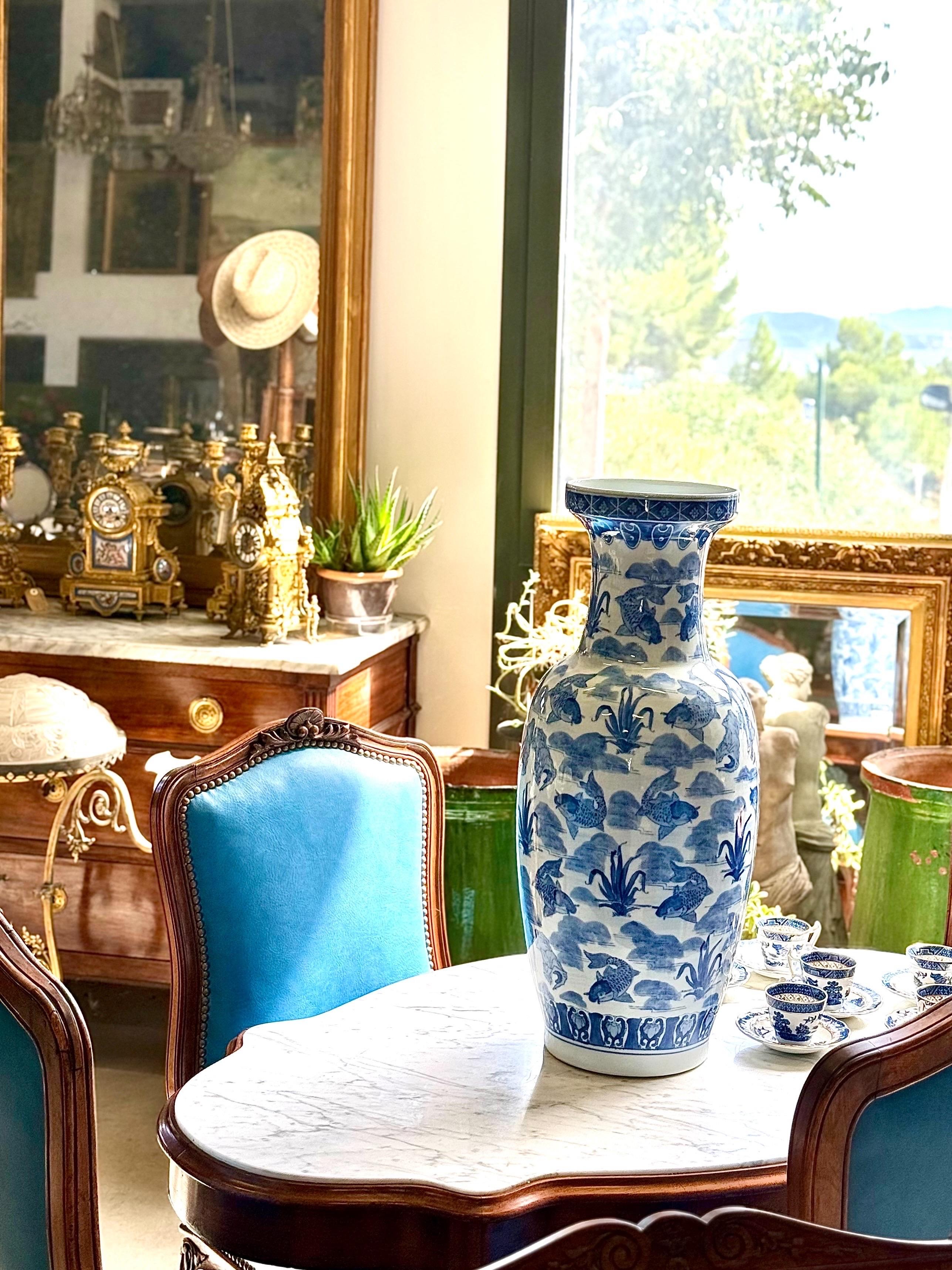 Grand vase chinois en porcelaine bleue et blanche avec motif de poisson koï en vente 2
