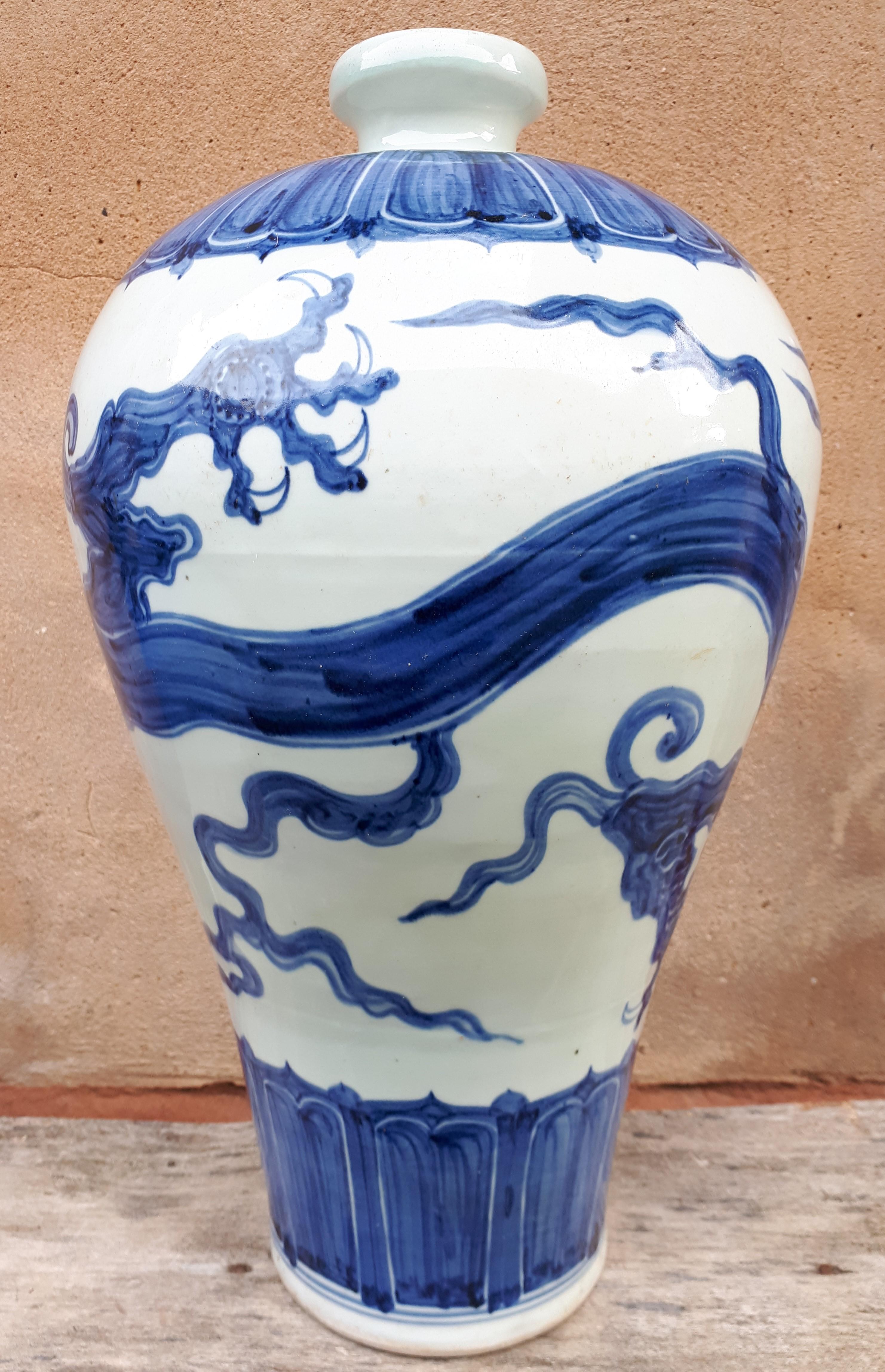 Chinois Grand vase chinois bleu et blanc de forme Meiping, Chine, fin de la dynastie Qing en vente