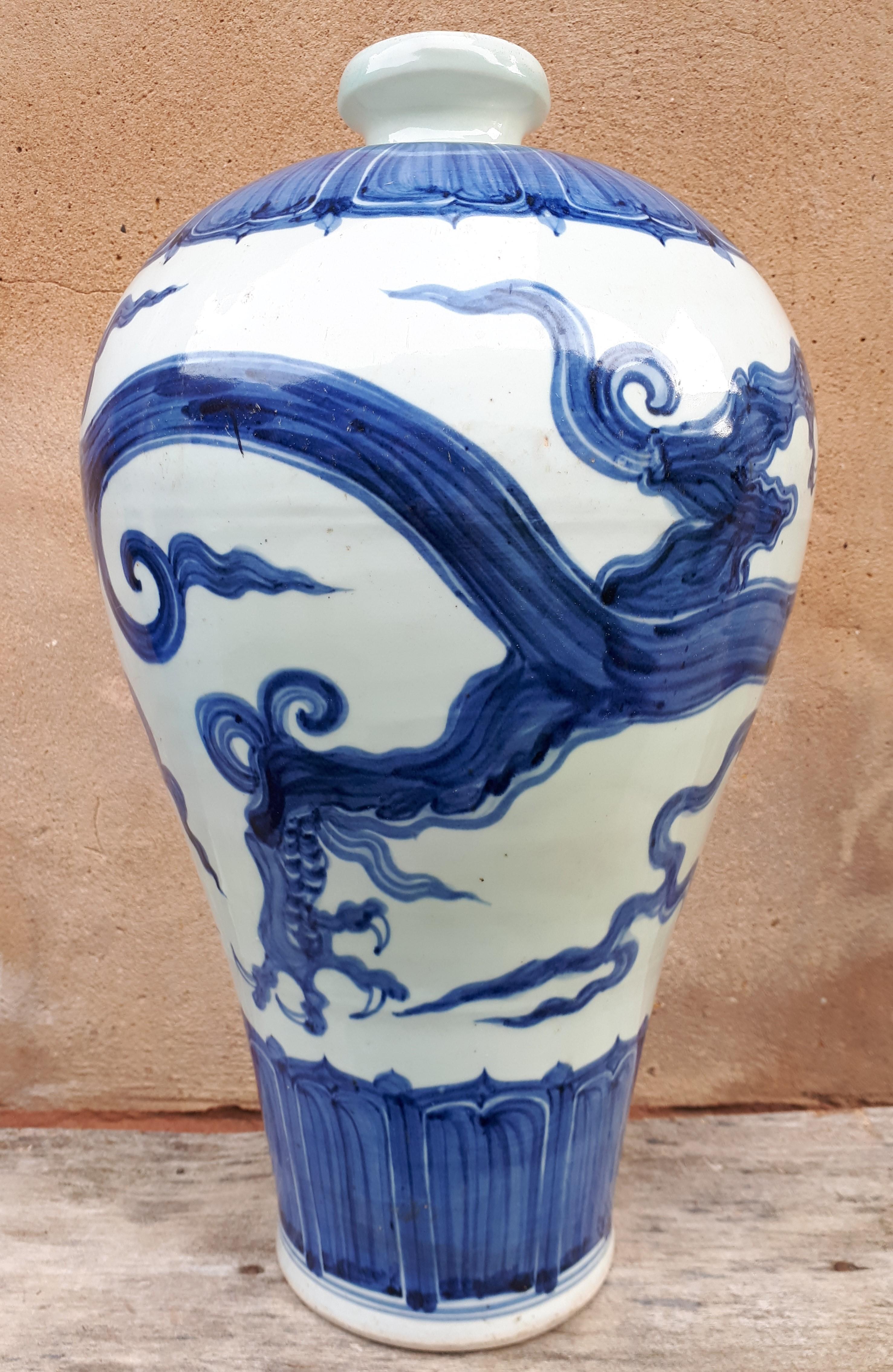 Émaillé Grand vase chinois bleu et blanc de forme Meiping, Chine, fin de la dynastie Qing en vente