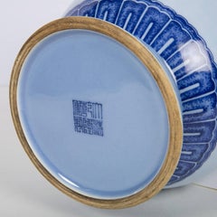 Grand vase chinois bleu et blanc décoré de cuivre rouge Fin du 19ème - début du 20ème siècle