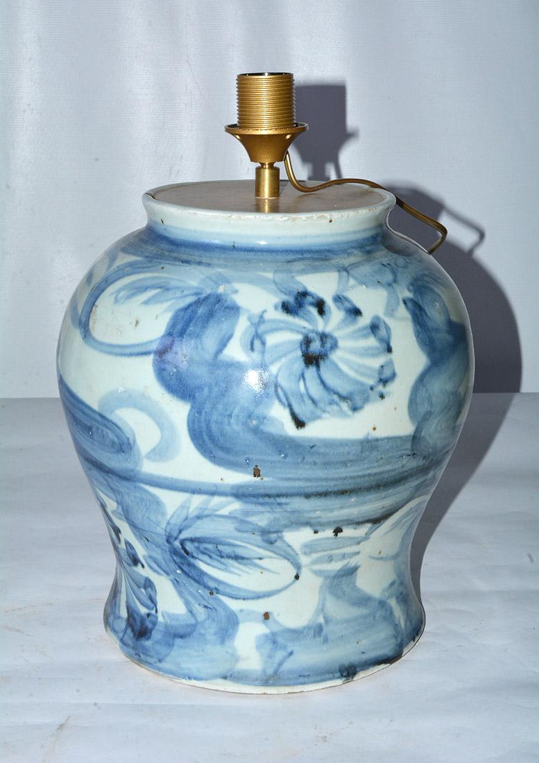 Highly decorative over-size stunning blue and white Asian style ginger jar lamp featuring a blue and white body with Chinese floral motif. Including blue Belgium linen lamp shades.
Measures: Height of lamp with shade 22