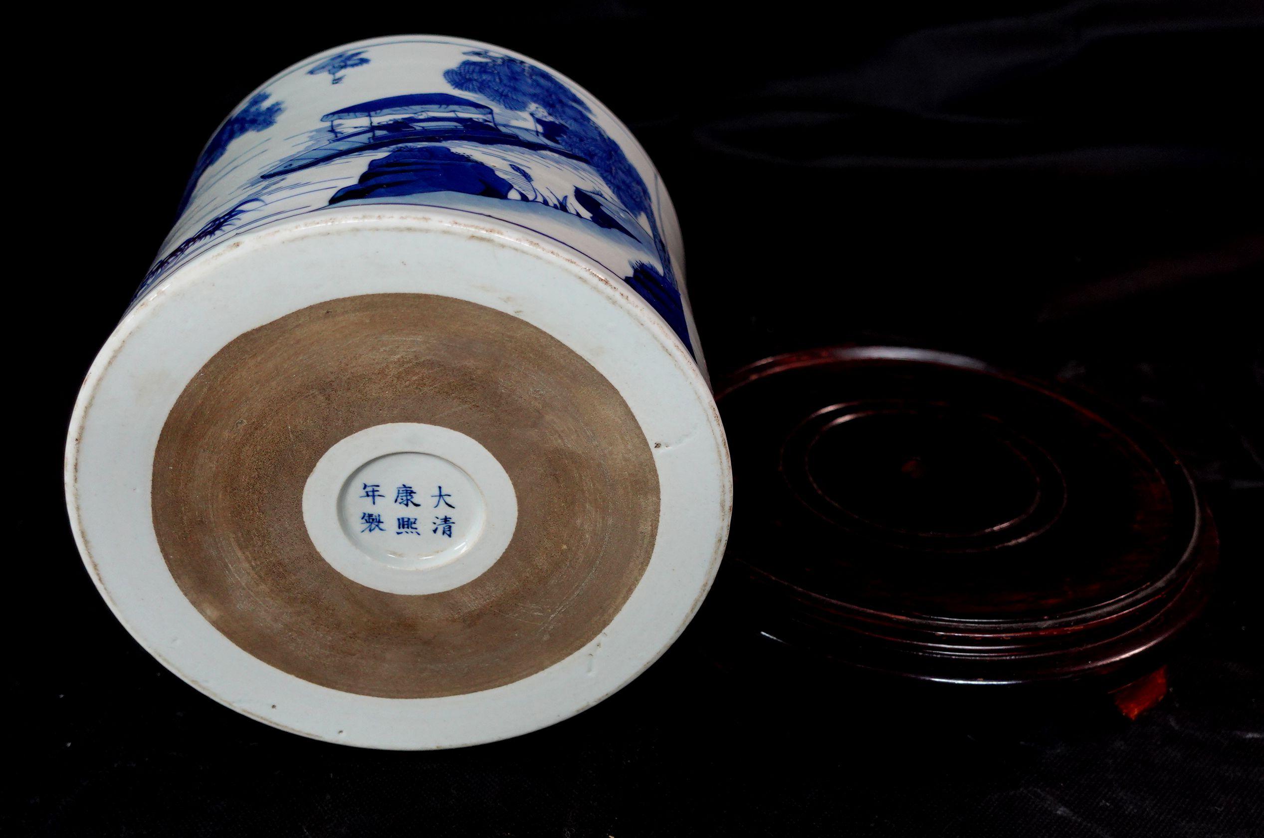 Large Chinese Blue & White Brush Pot Porcelain with Kangxi Mark and Wooden Base For Sale 7