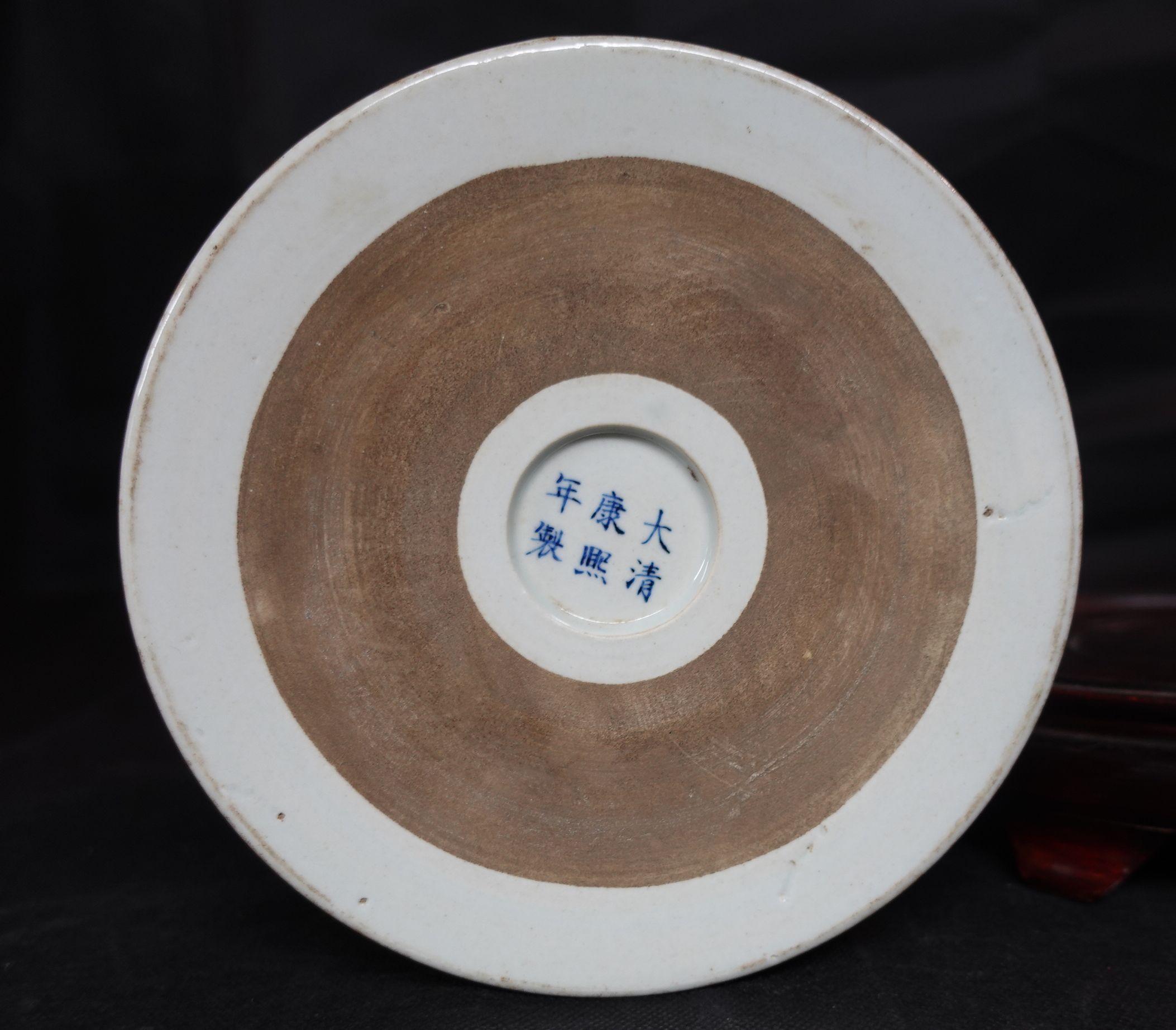 Grande vaso cinese in porcellana Mark White e blu con marchio Kangxi e base in legno in vendita 7