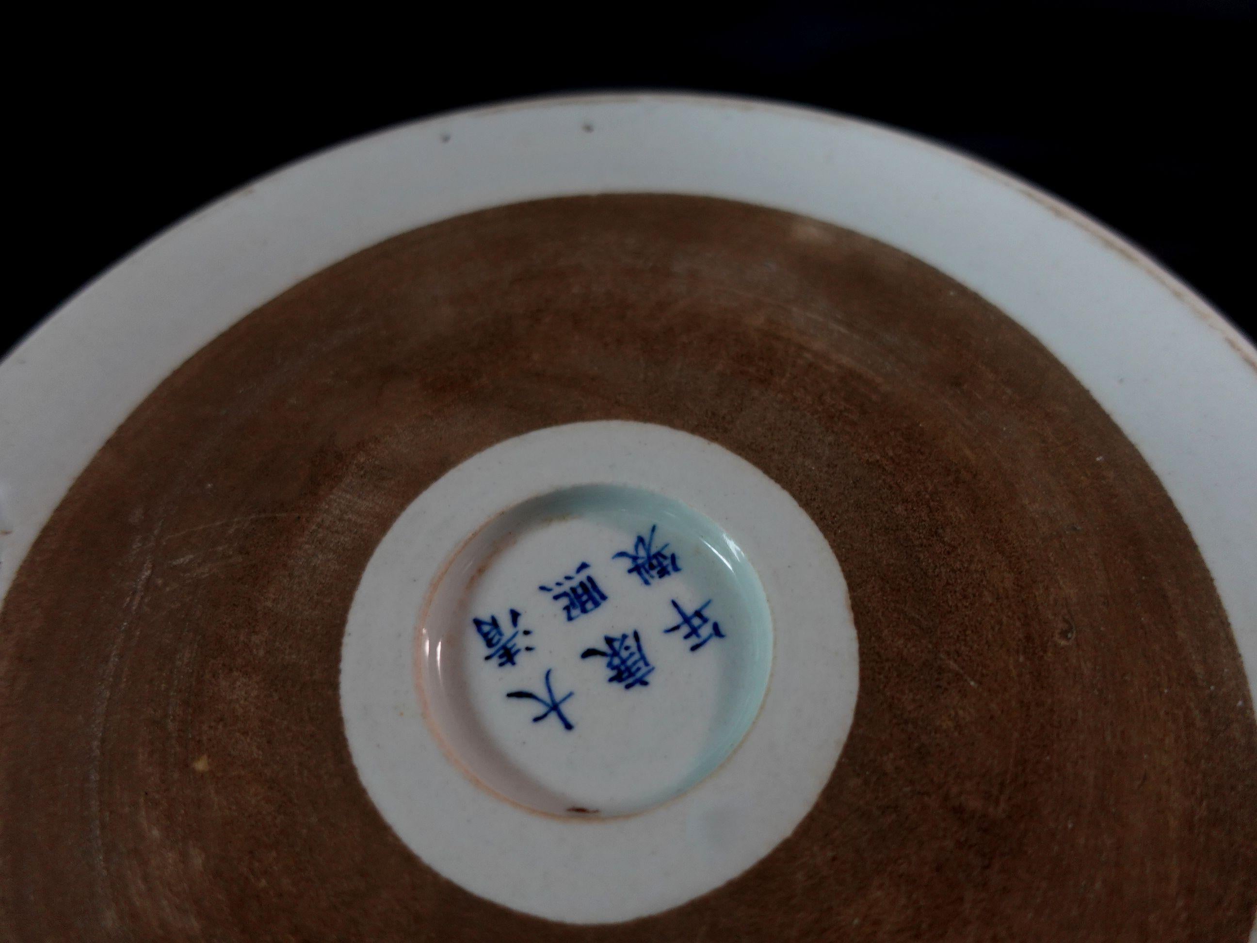 Large Chinese Blue & White Brush Pot Porcelain with Kangxi Mark and Wooden Base For Sale 12