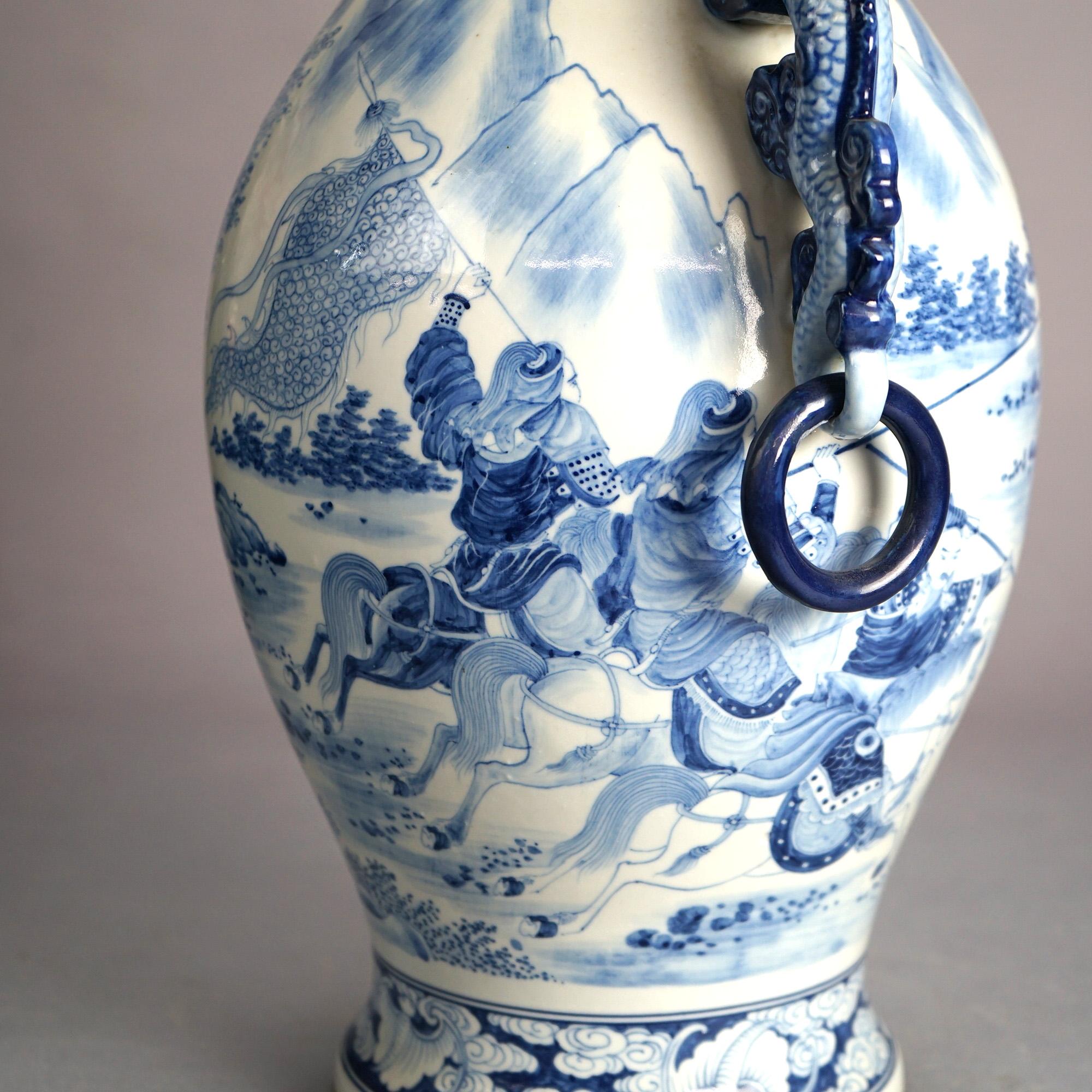 Große chinesische blau-weiße Porzellanvase mit figuralen Drachengriffen, reitendem Krieger und Longqing-Marke 20.

Maße: 16,75''H x 12''B x 8,5''D