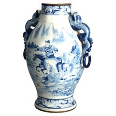 Gran jarrón chino de porcelana azul y blanca con asas, marca Longqing Siglo XX