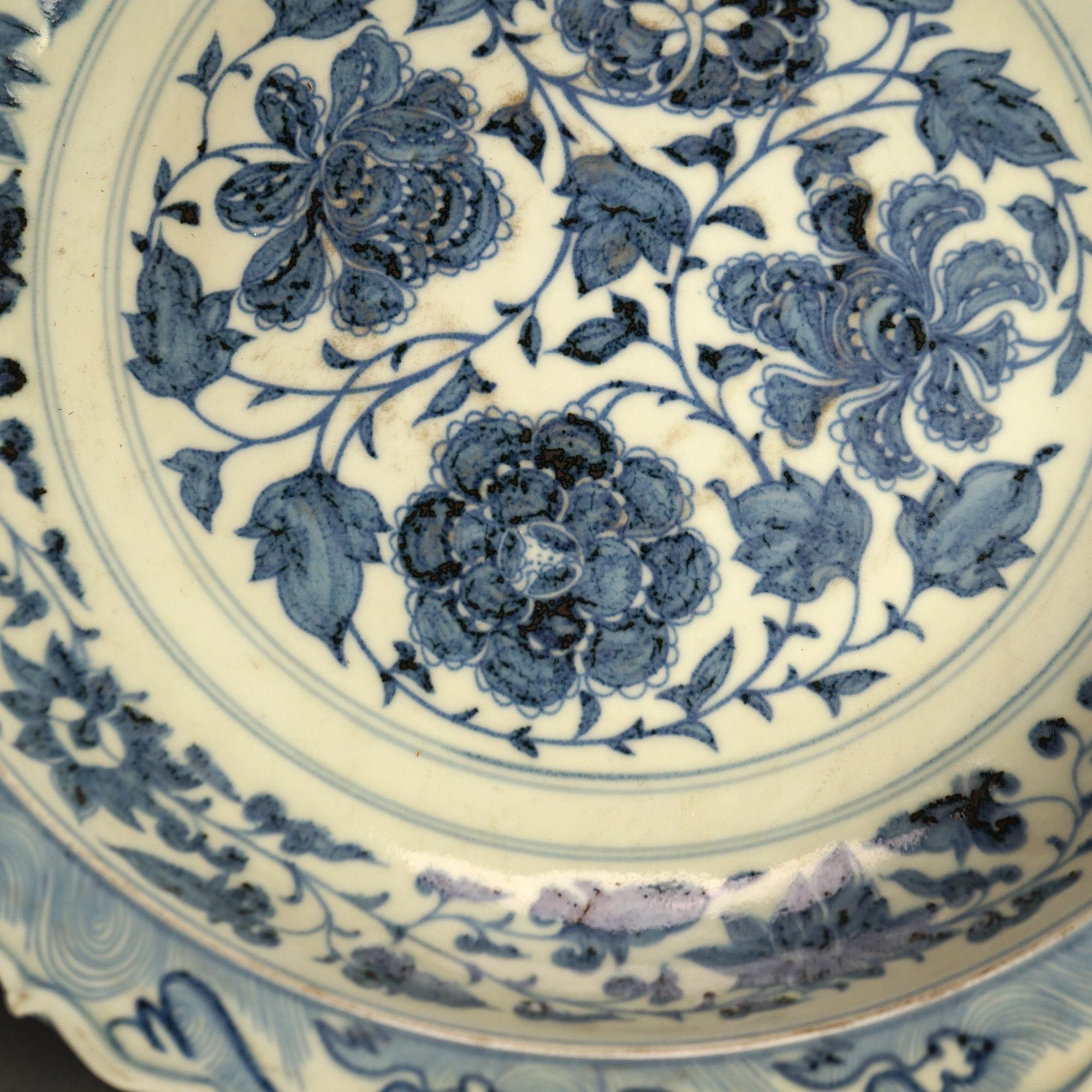 Large Chinese Blue & White Floral Design Porcelain Charger Bowl 20th In Good Condition For Sale In Big Flats, NY