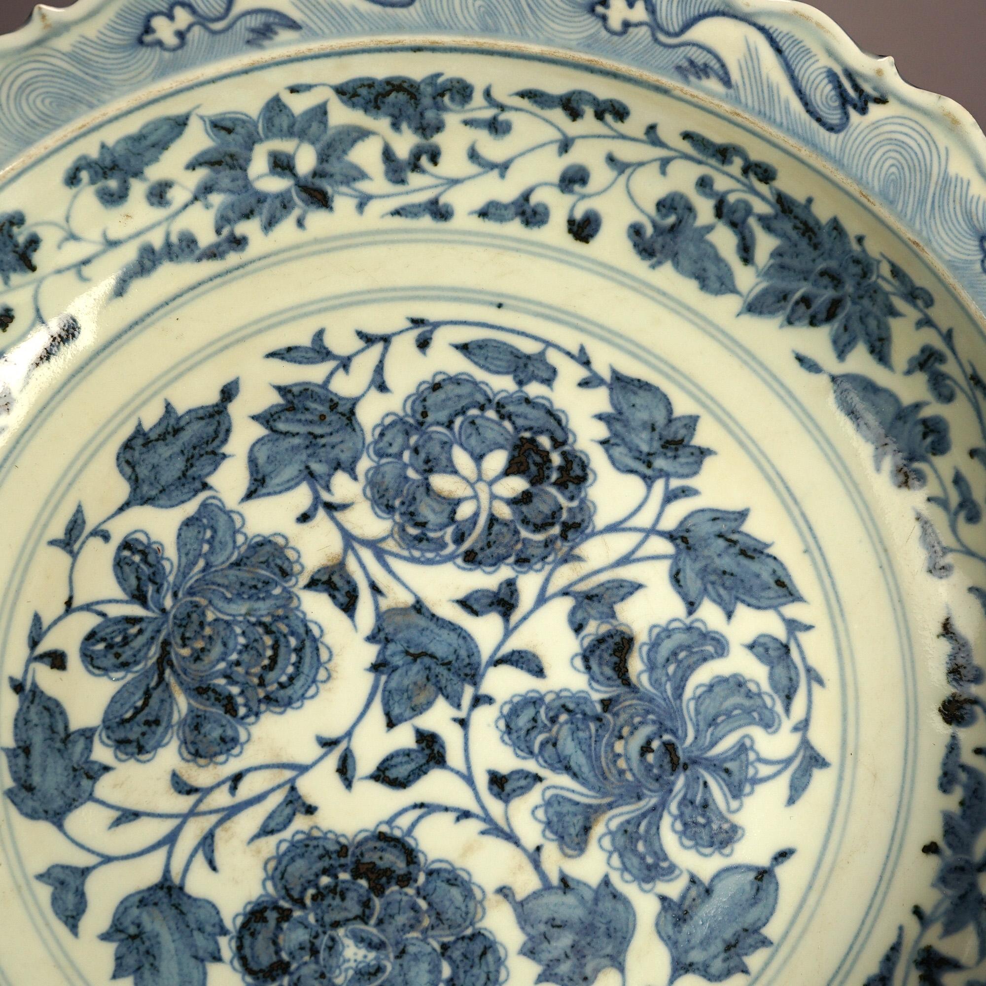 Große chinesische Porzellanschale mit blauem und weißem, geblümtem Design, 20. Jahrhundert im Angebot 1