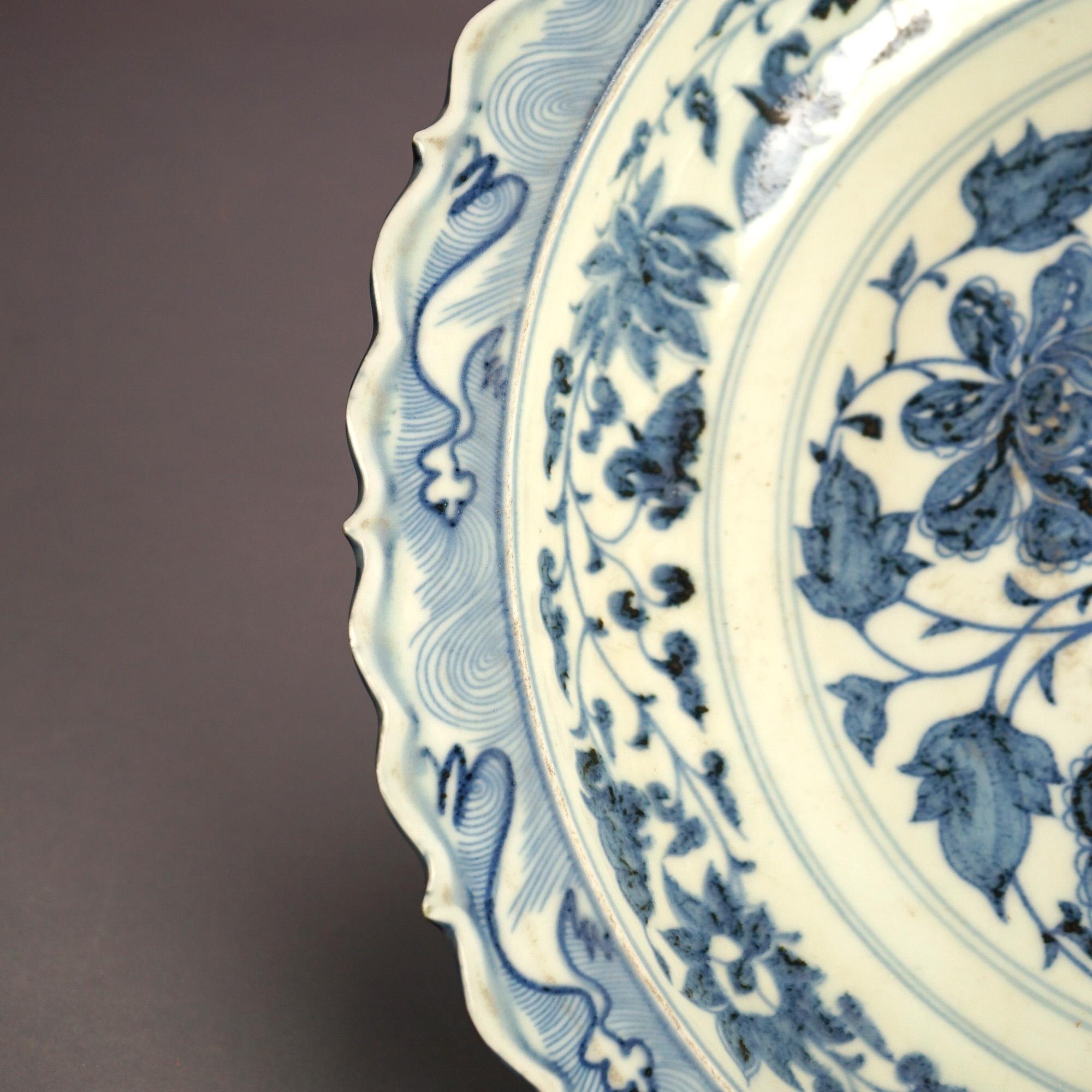 Große chinesische Porzellanschale mit blauem und weißem, geblümtem Design, 20. Jahrhundert im Angebot 2