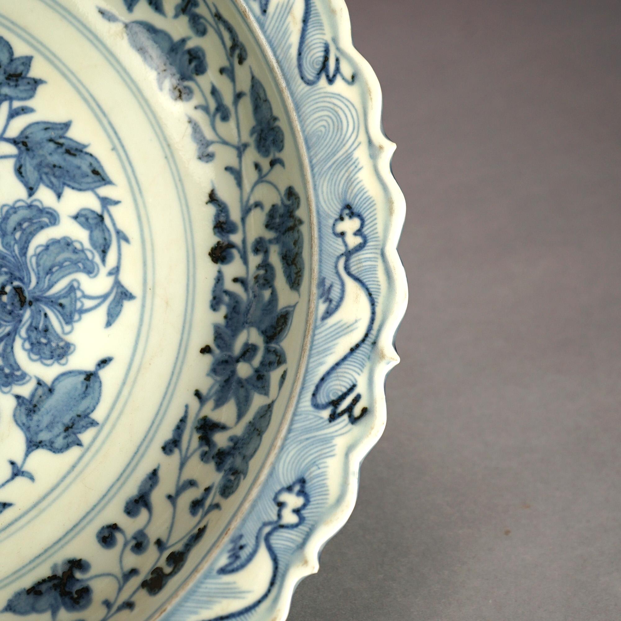 Große chinesische Porzellanschale mit blauem und weißem, geblümtem Design, 20. Jahrhundert im Angebot 3