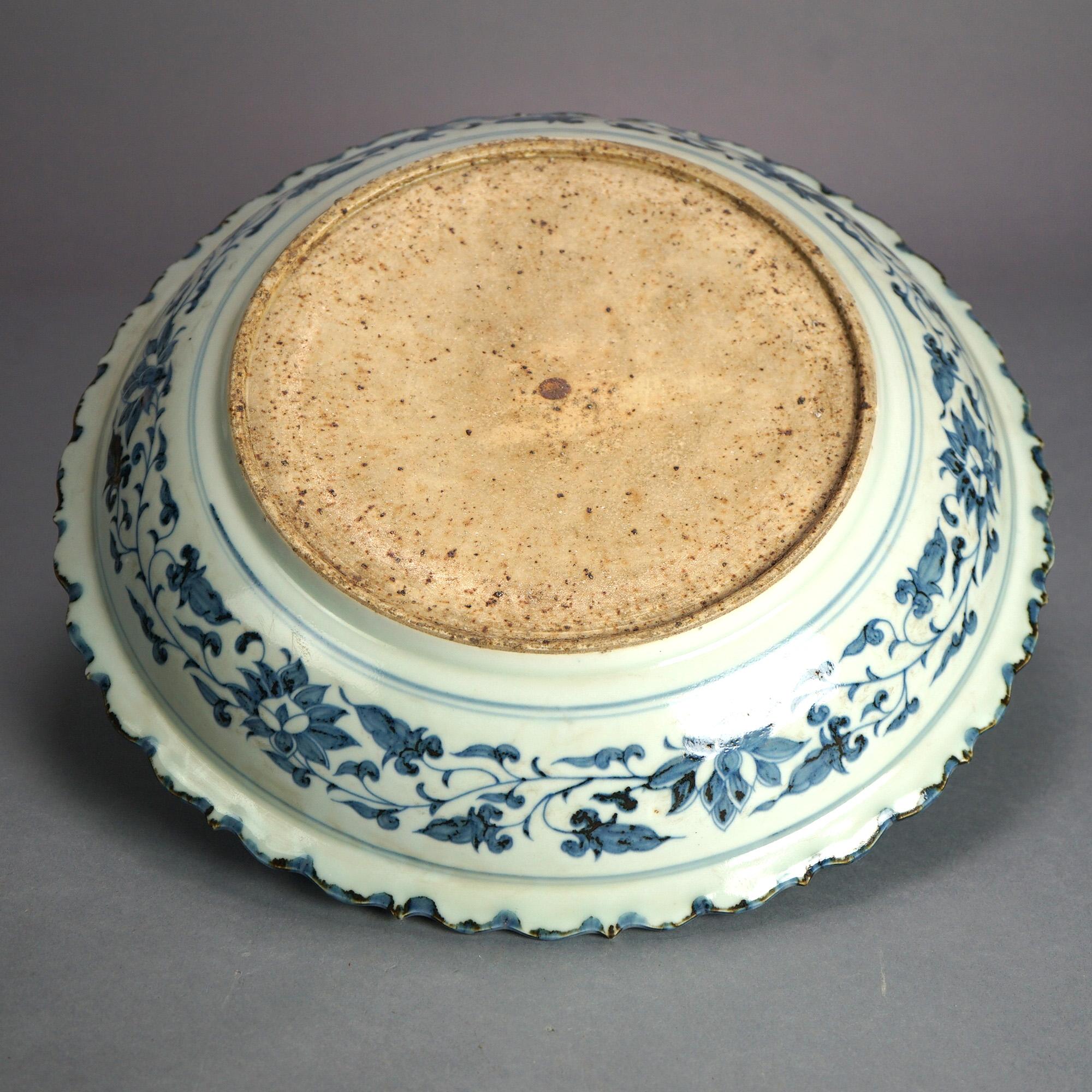 Große chinesische Porzellanschale mit blauem und weißem, geblümtem Design, 20. Jahrhundert im Angebot 4