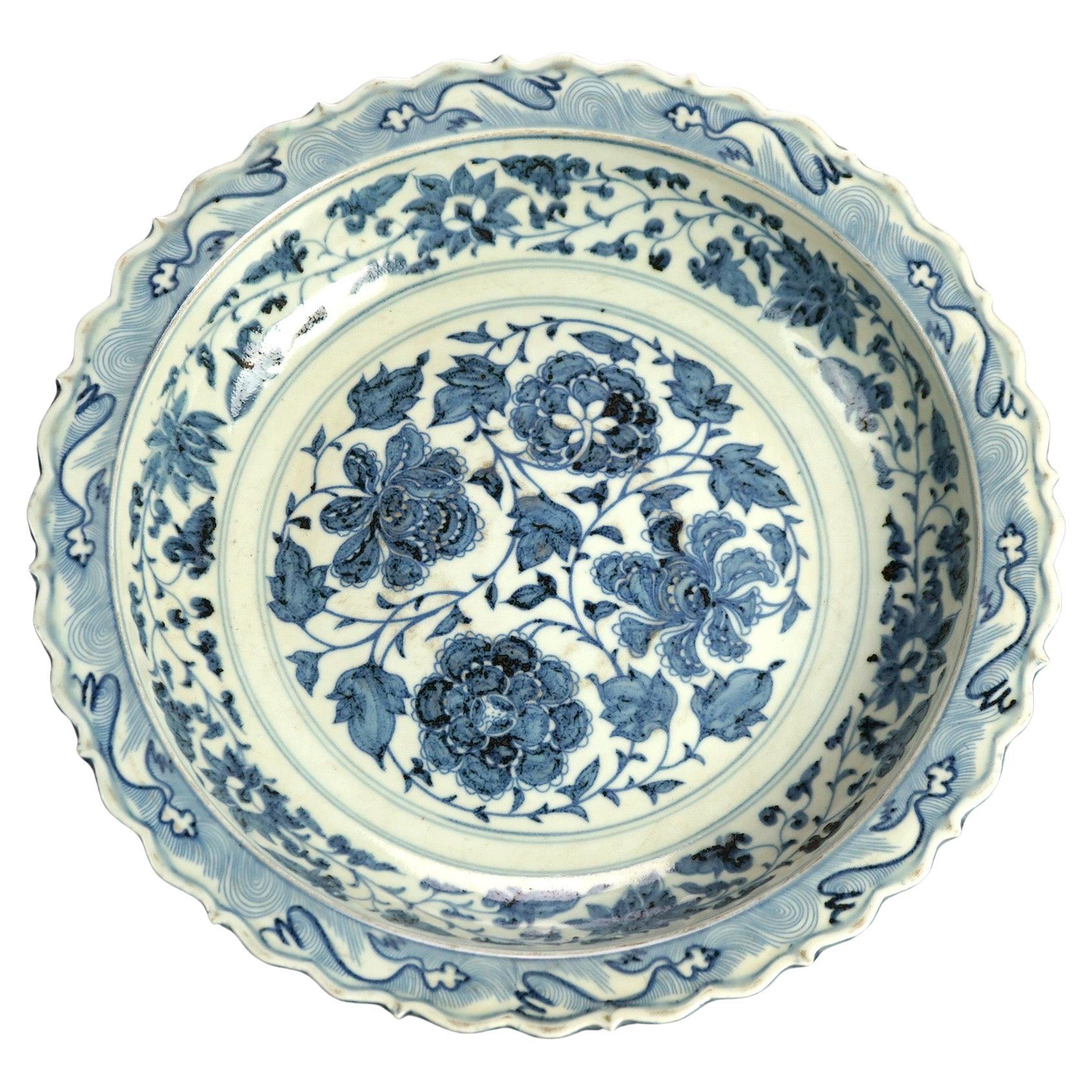 Große chinesische Porzellanschale mit blauem und weißem, geblümtem Design, 20. Jahrhundert im Angebot