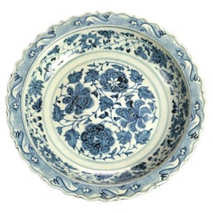 Grand bol de présentation chinois en porcelaine à motifs floraux bleus et blancs 20e