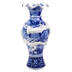 Grand vase chinois Qing en relief bleu et blanc en forme de dragon, 19ème siècle